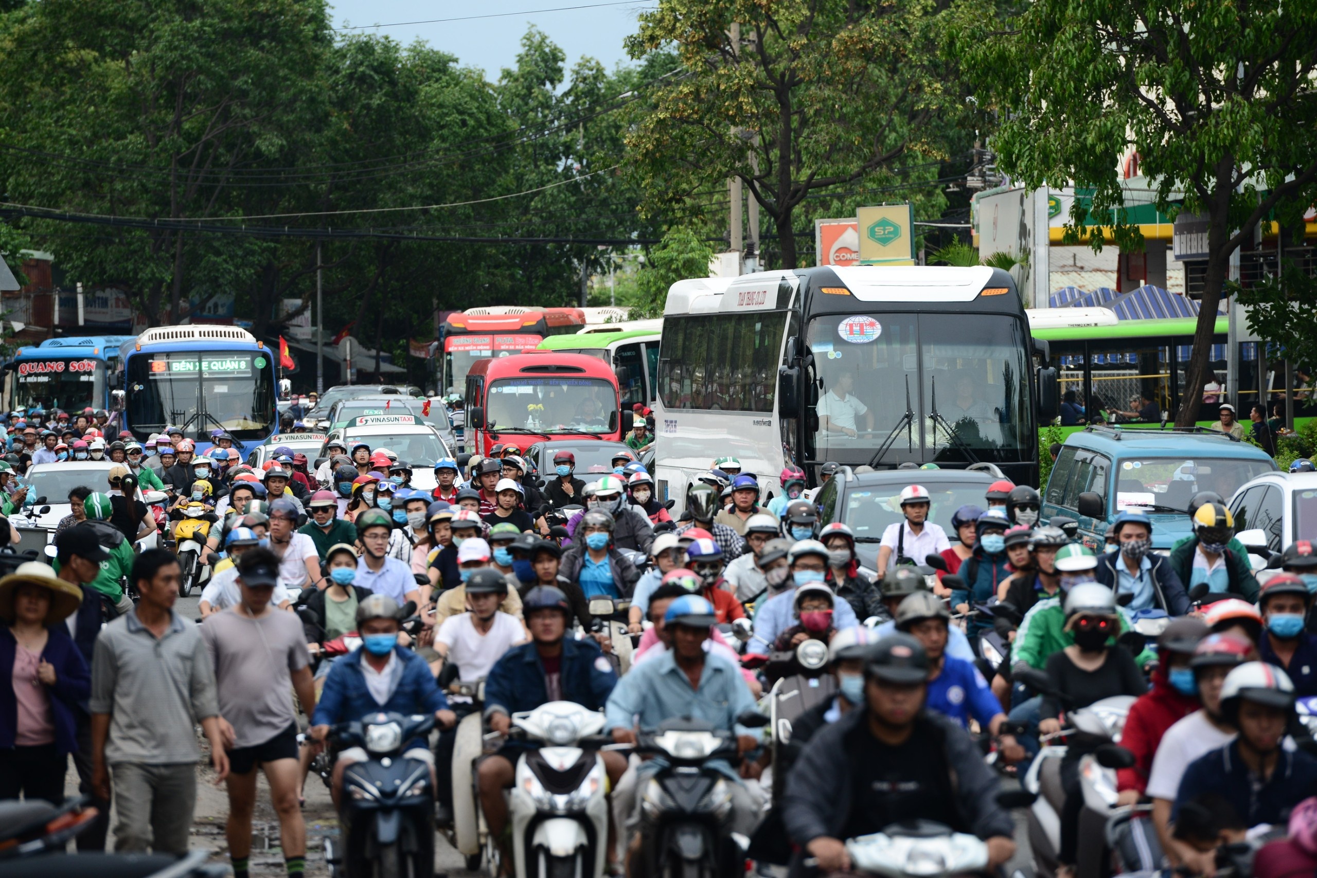 ket xe truoc san bay Tan Son Nhat anh 12