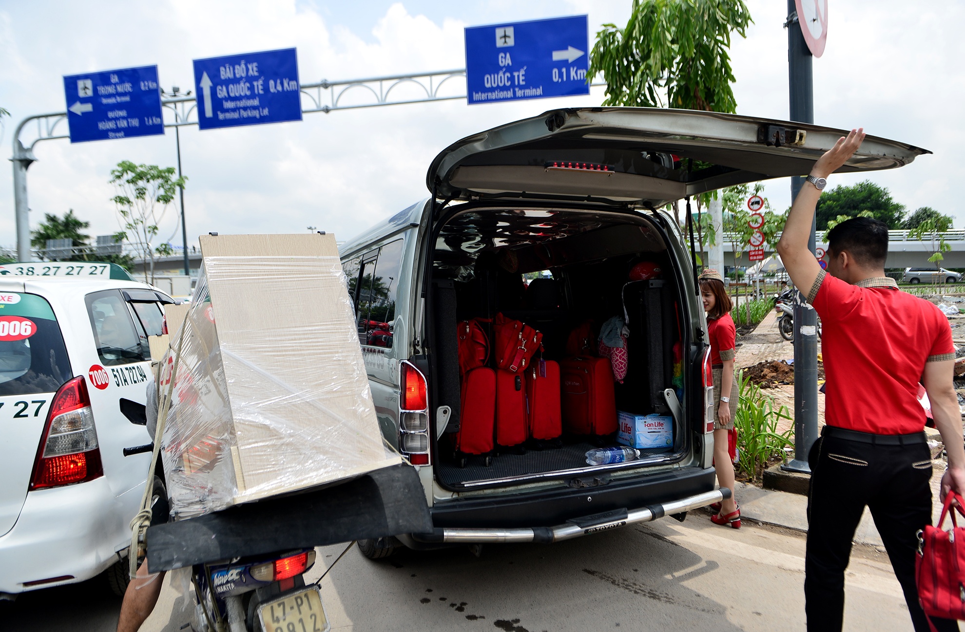 ket xe quanh san bay anh 12