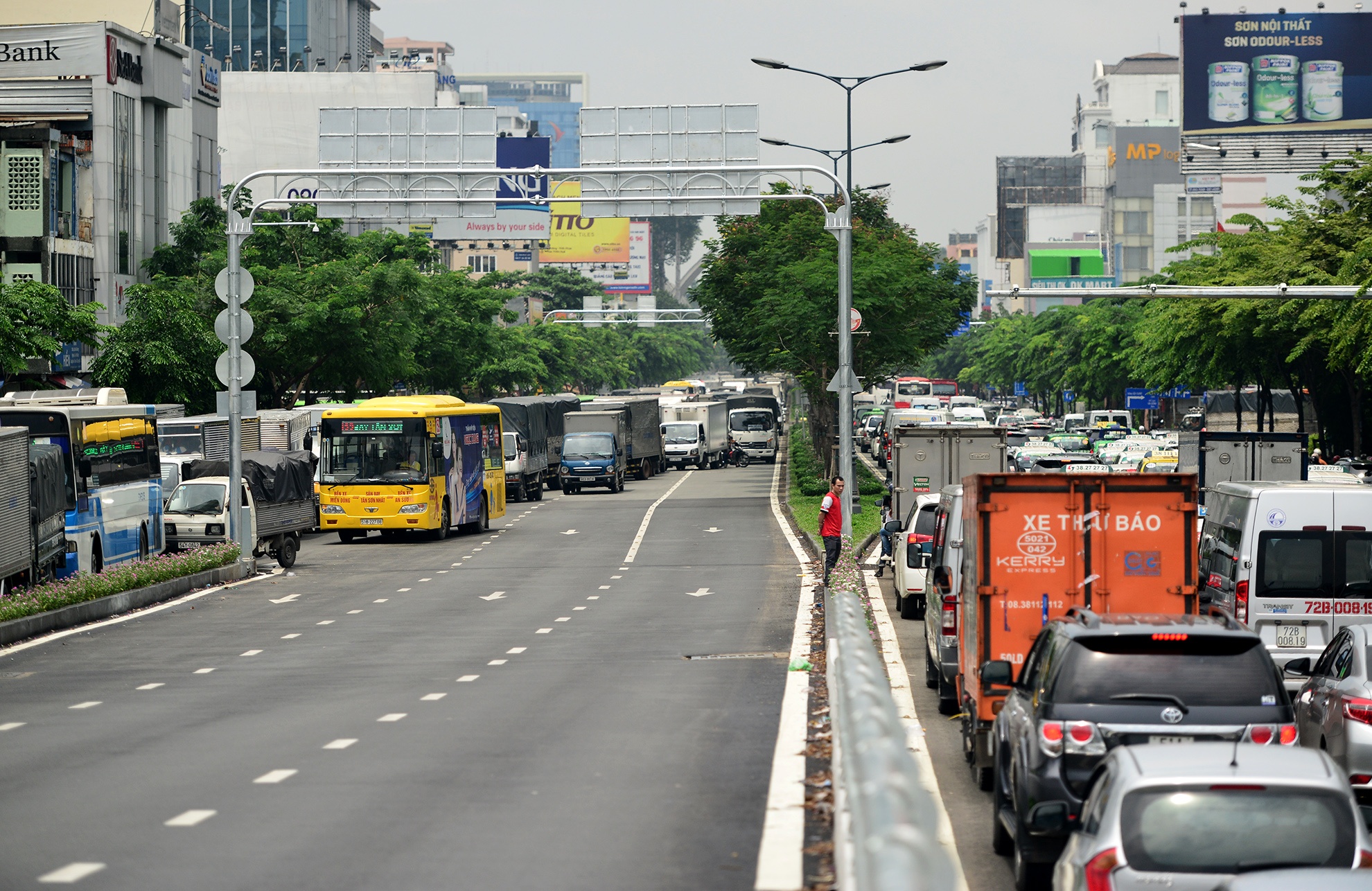 ket xe quanh san bay anh 2