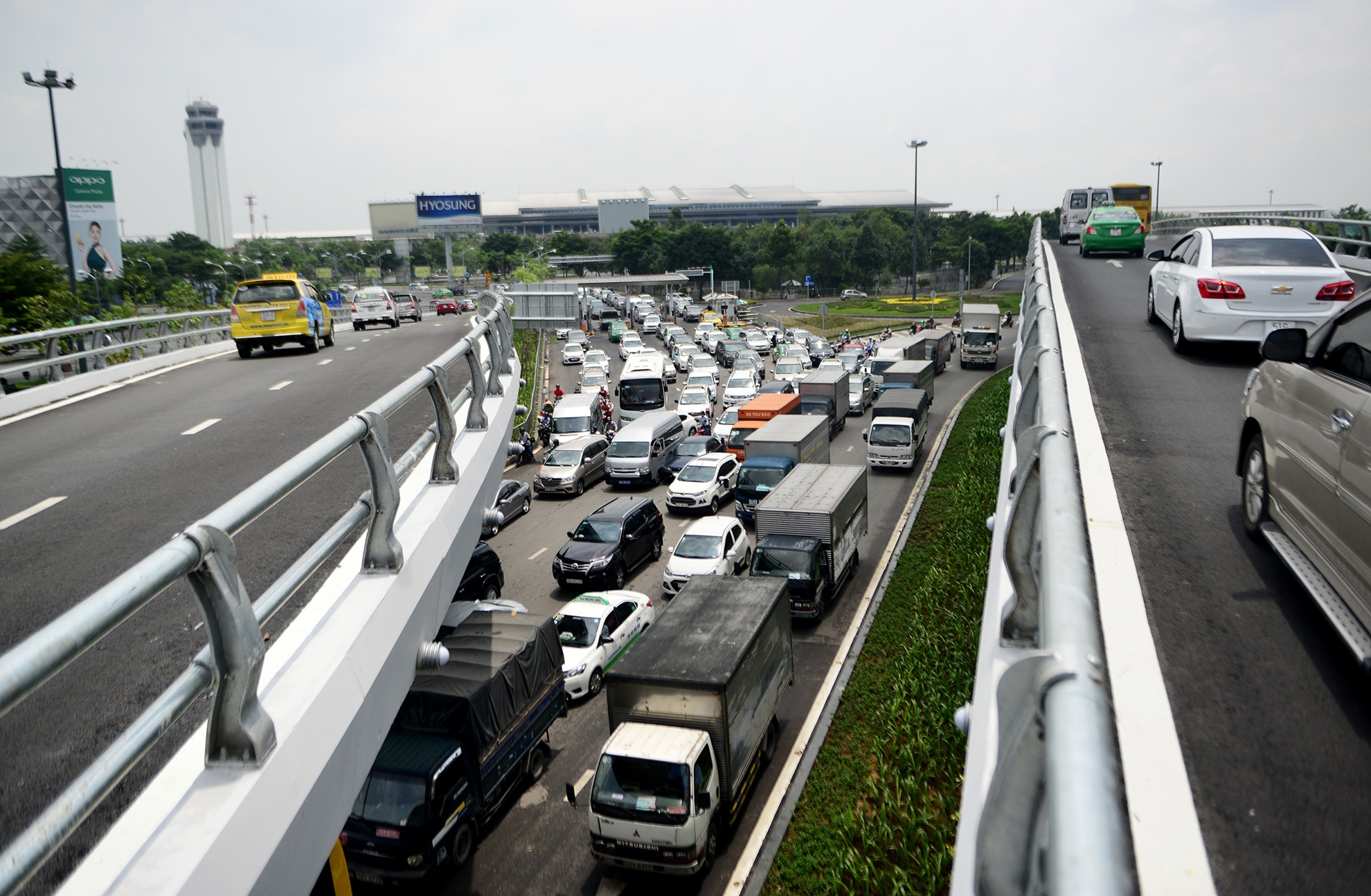 ket xe quanh san bay anh 4