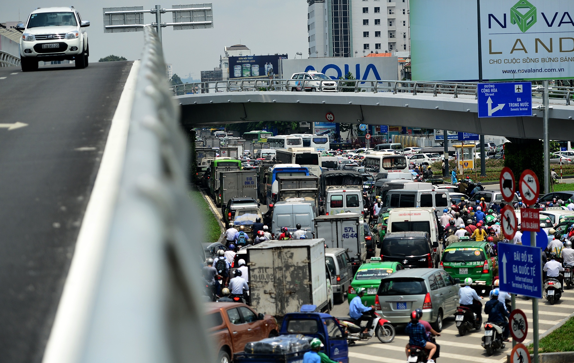 ket xe quanh san bay anh 8