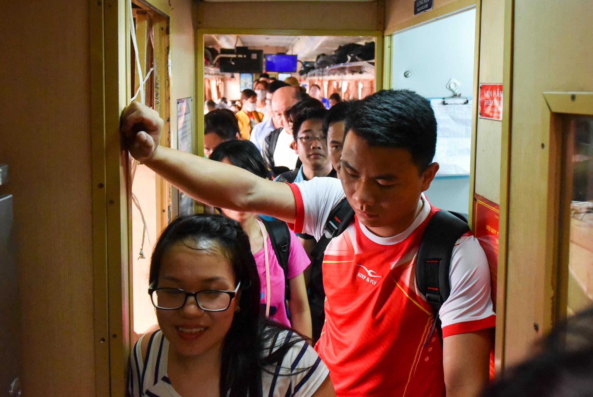 Tau hoa, xe khach chat cung nguoi tro lai thanh pho sau nghi le hinh anh