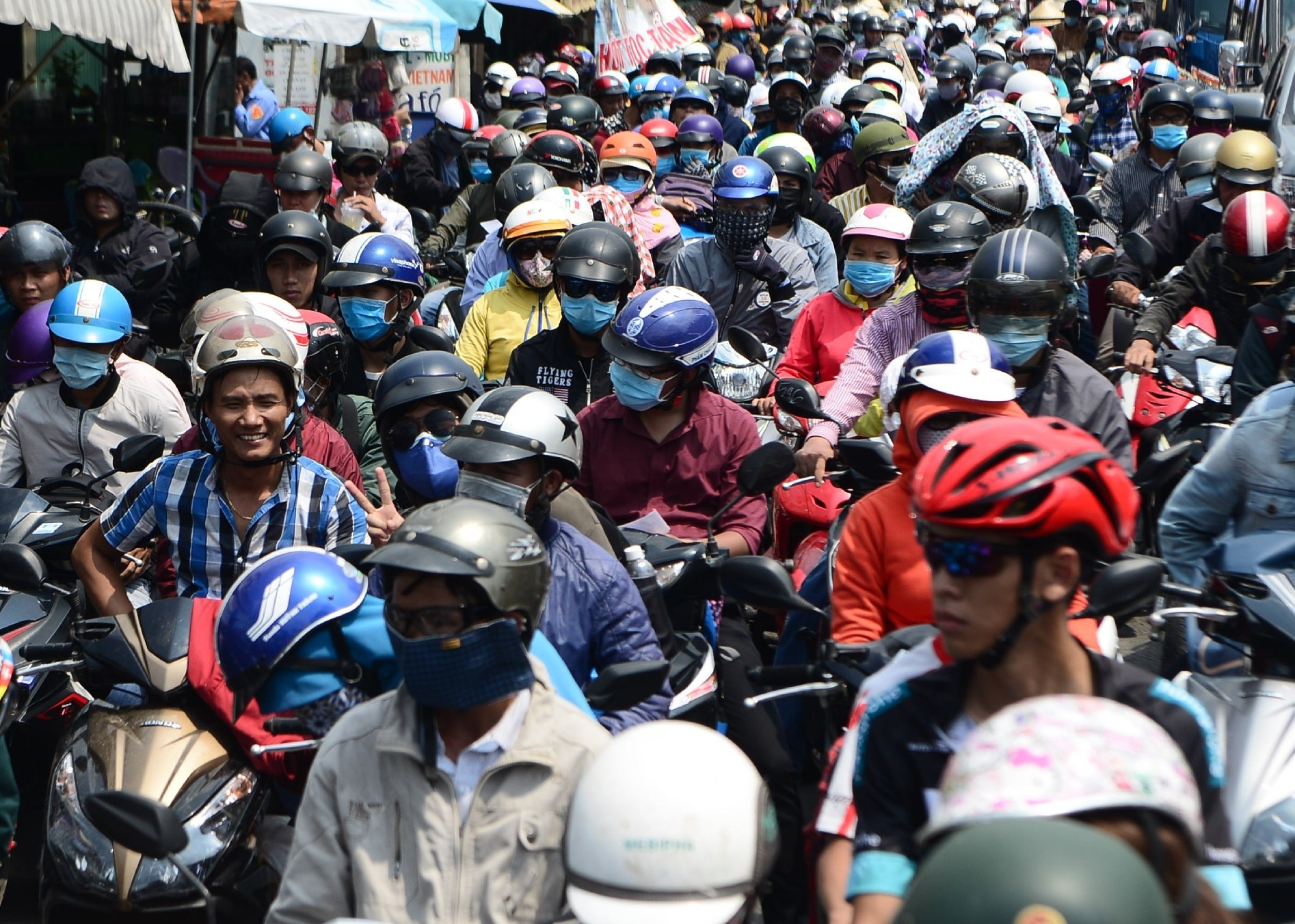 ket xe truoc san bay Tan Son Nhat anh 6