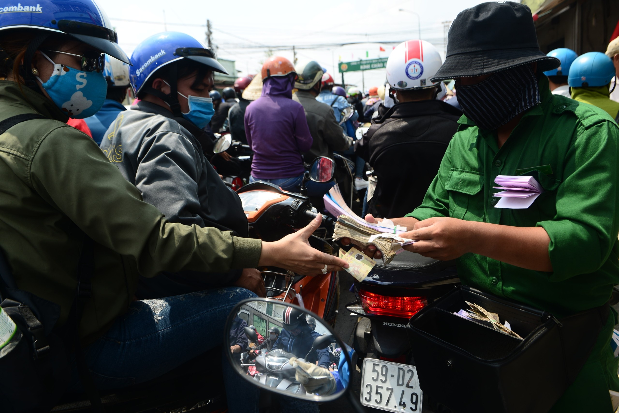 ket xe truoc san bay Tan Son Nhat anh 8