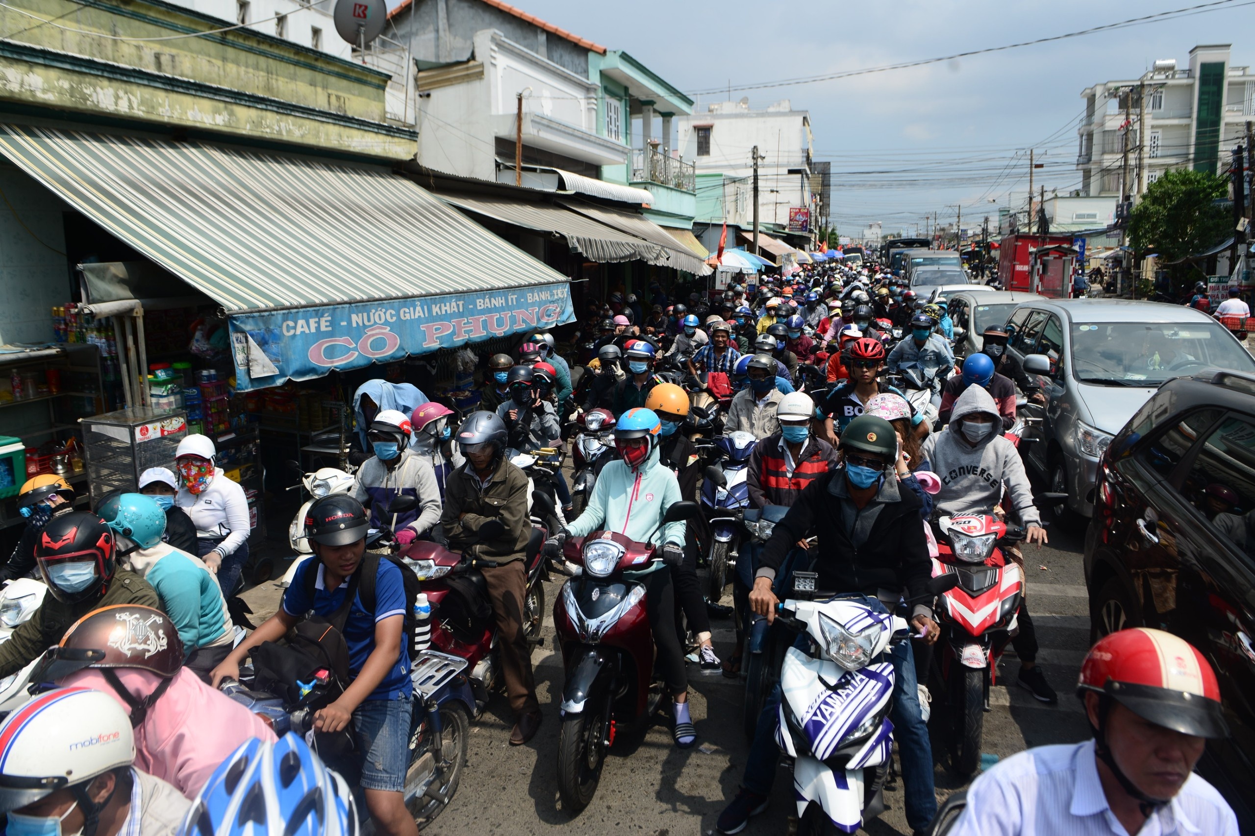 ket xe truoc san bay Tan Son Nhat anh 7