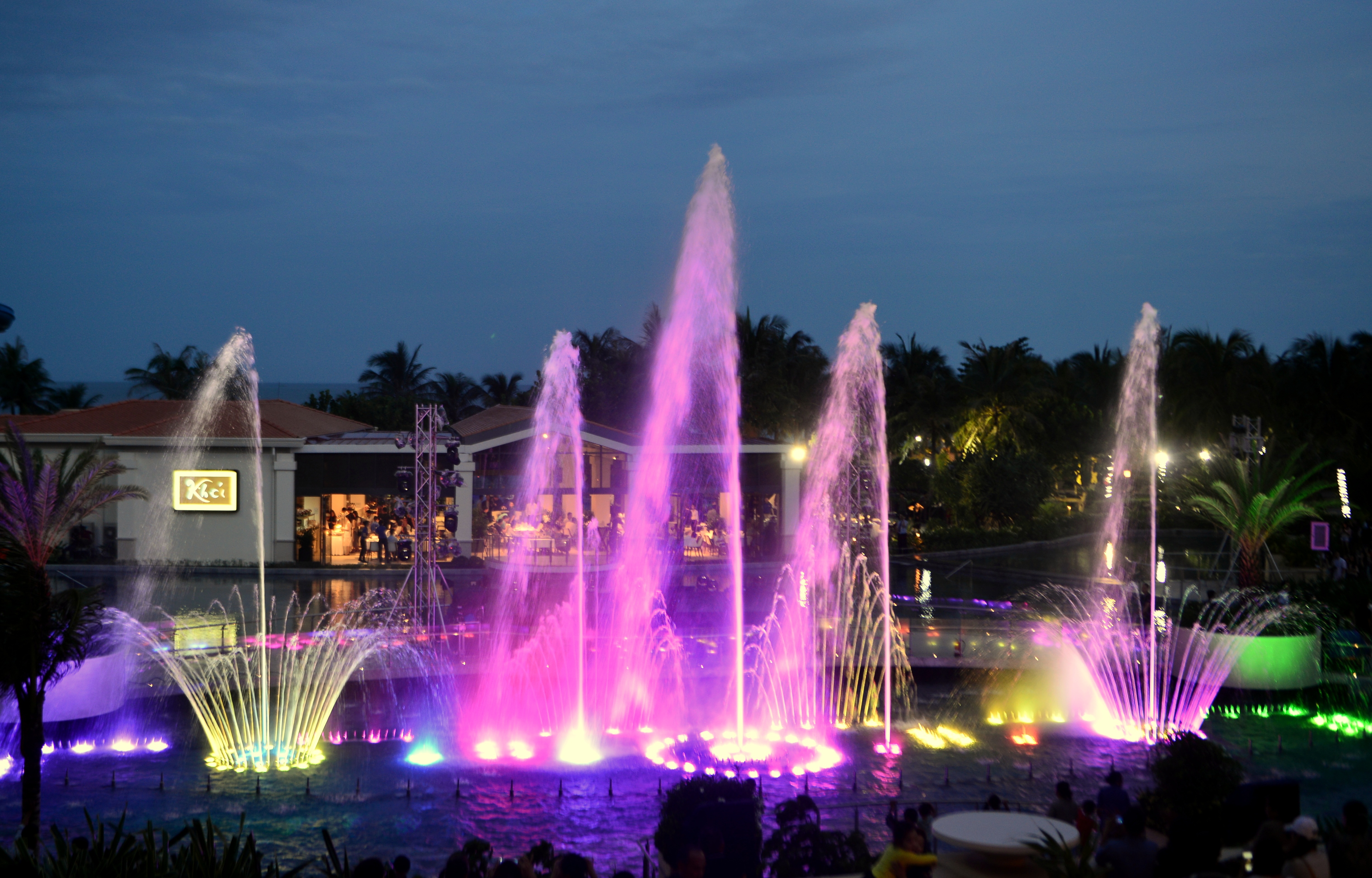 Dai nhac nuoc dep lung linh o Ho Tram hinh anh