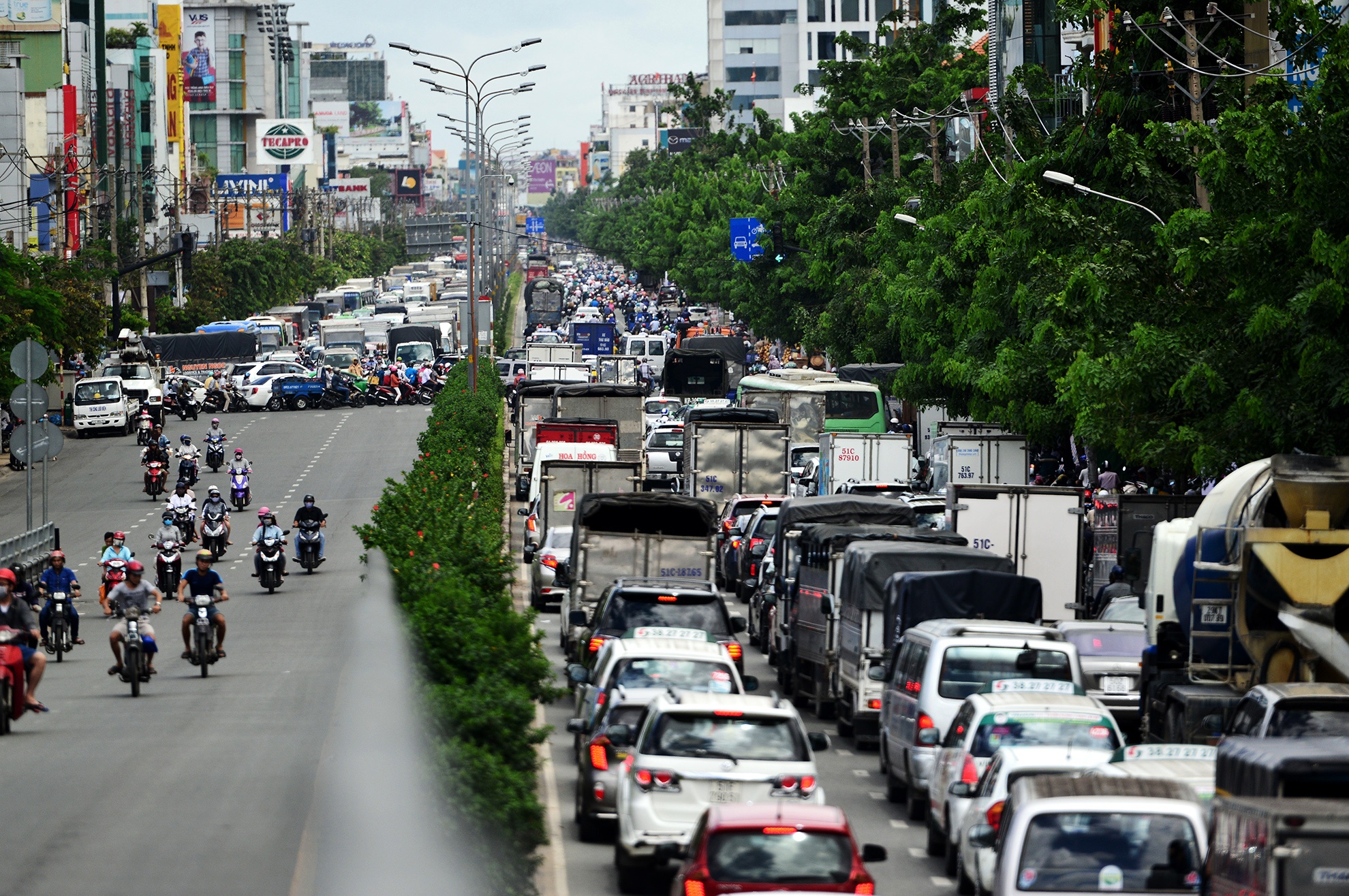xe tai,  taxi do ve gay ket xe cong san bay anh 10