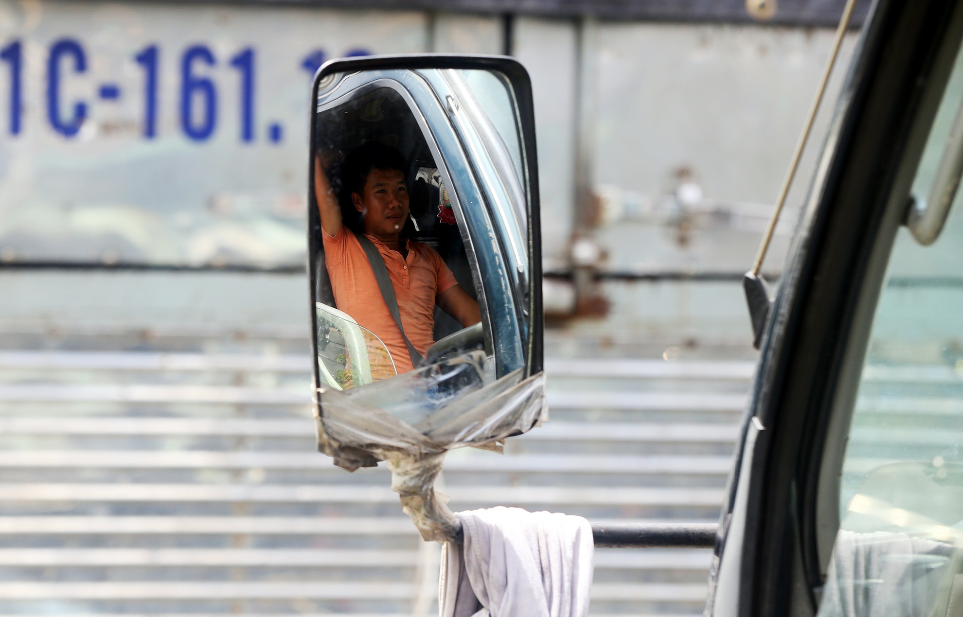 xe tai,  taxi do ve gay ket xe cong san bay anh 12