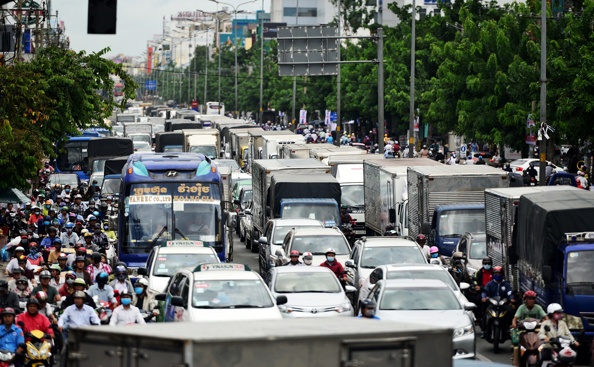 xe tai,  taxi do ve gay ket xe cong san bay anh 11