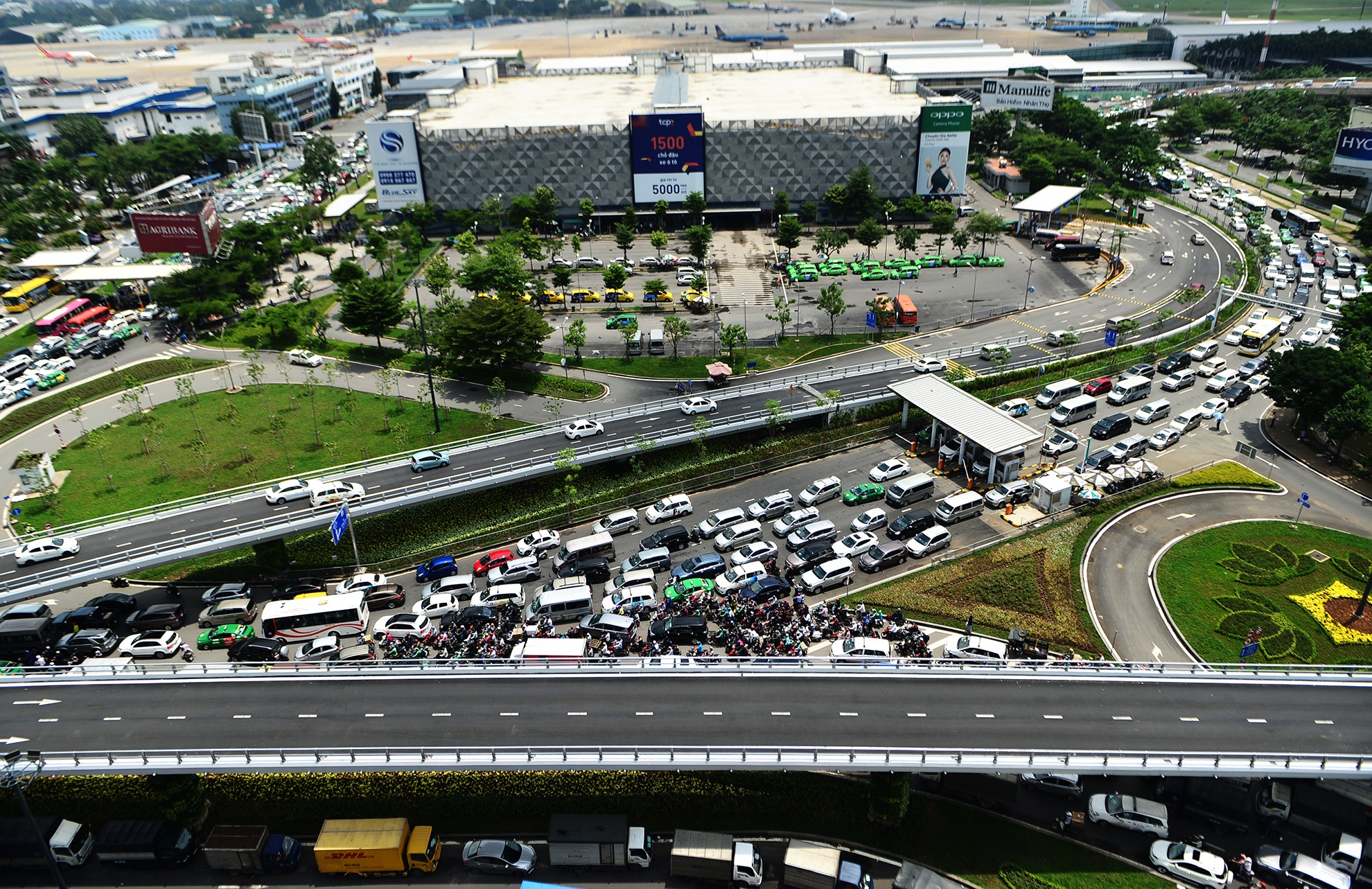 xe tai,  taxi do ve gay ket xe cong san bay anh 13