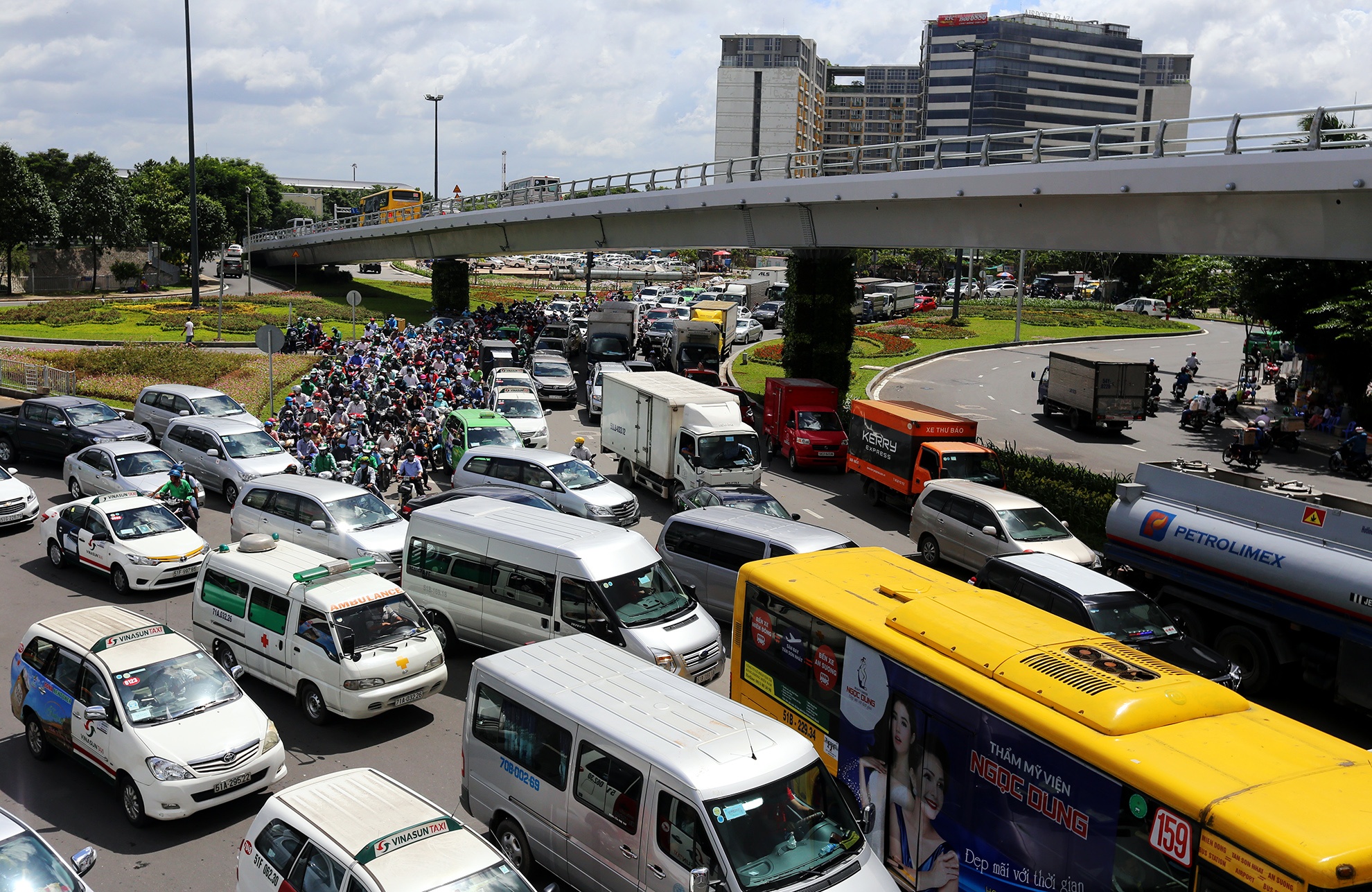 xe tai,  taxi do ve gay ket xe cong san bay anh 1