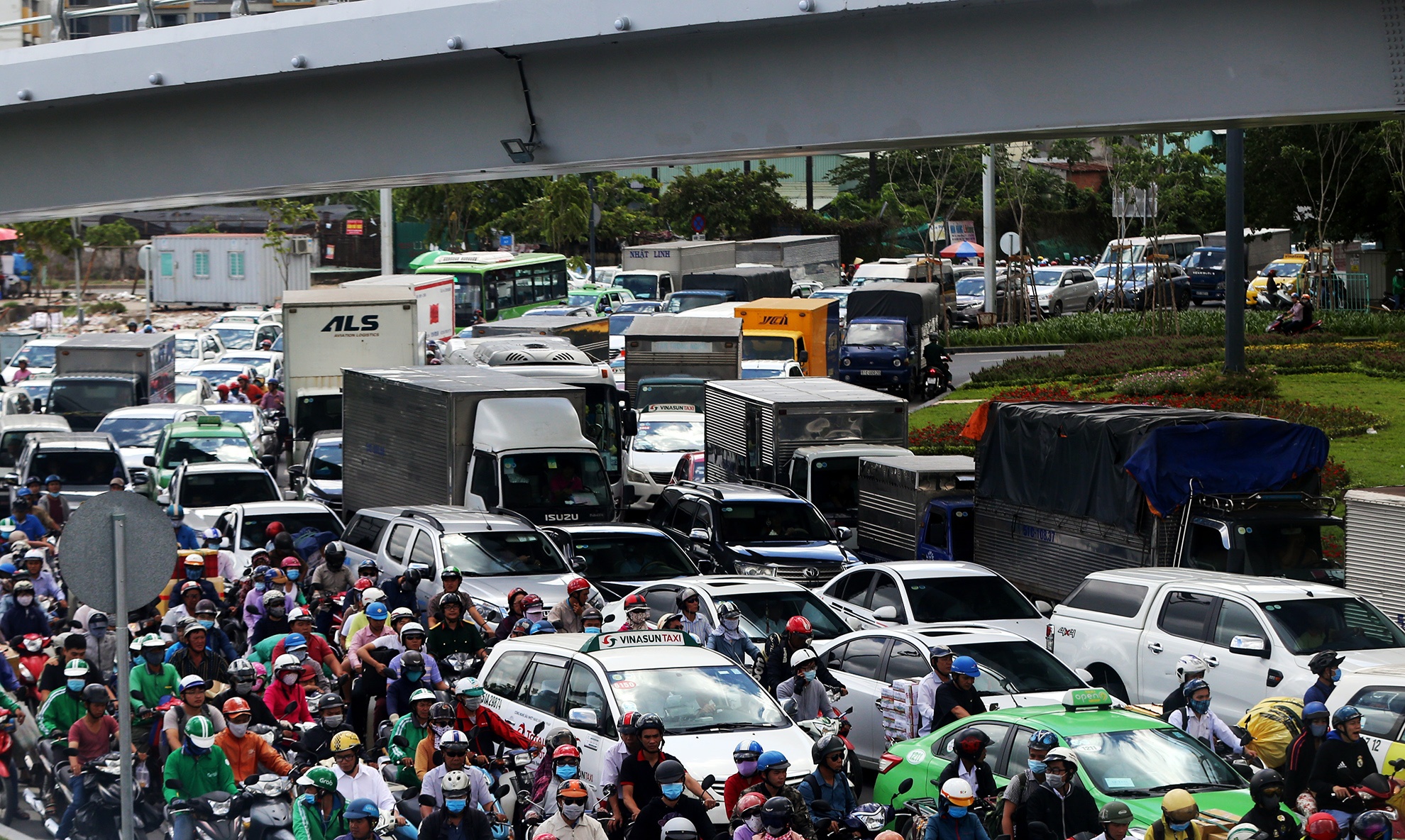 xe tai,  taxi do ve gay ket xe cong san bay anh 2