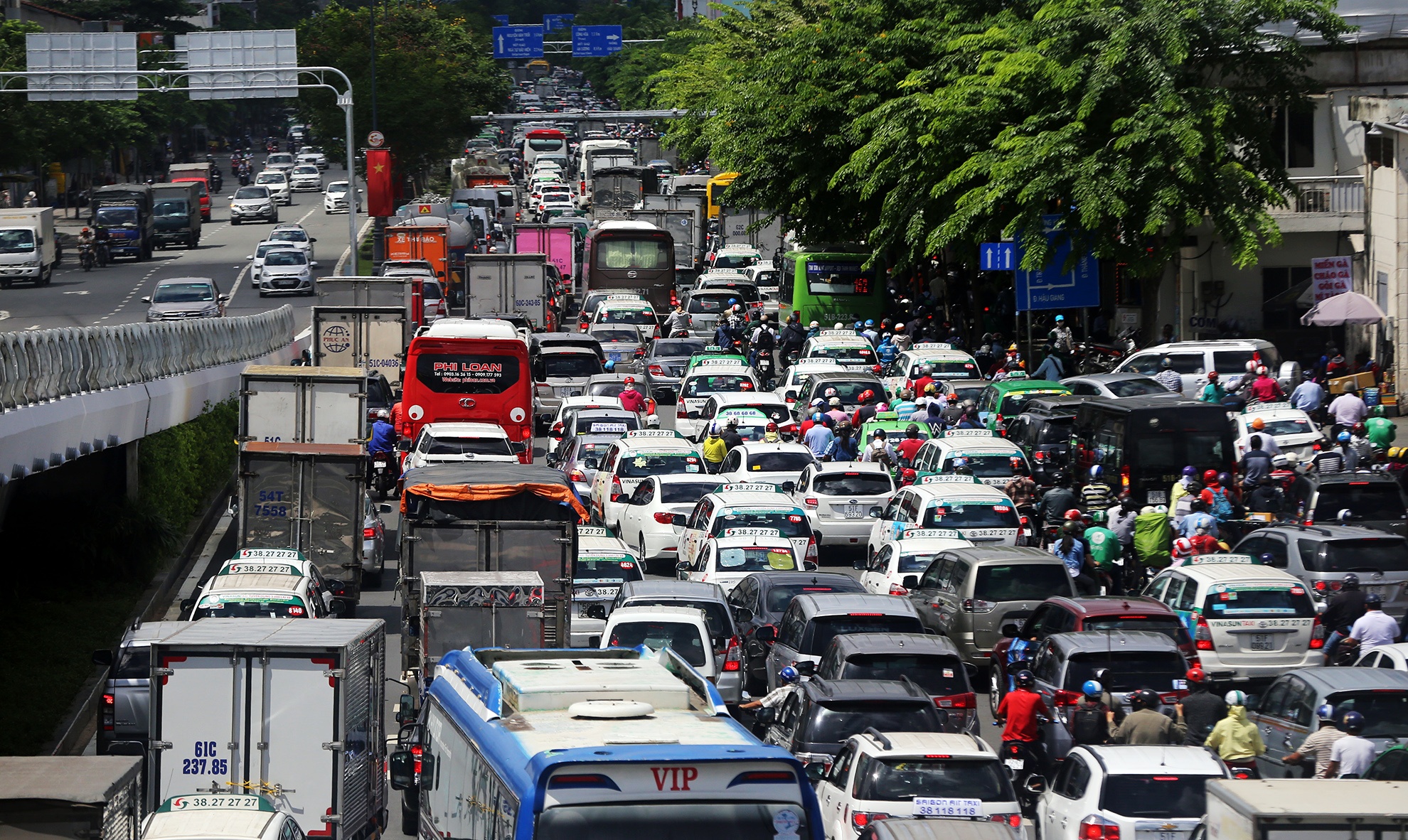 xe tai,  taxi do ve gay ket xe cong san bay anh 4