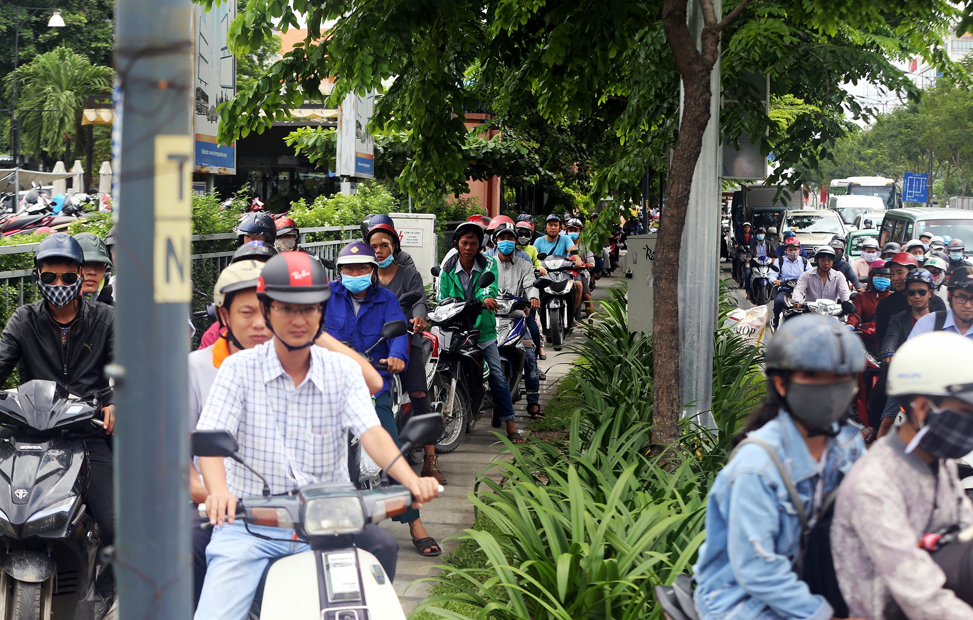 xe tai,  taxi do ve gay ket xe cong san bay anh 5