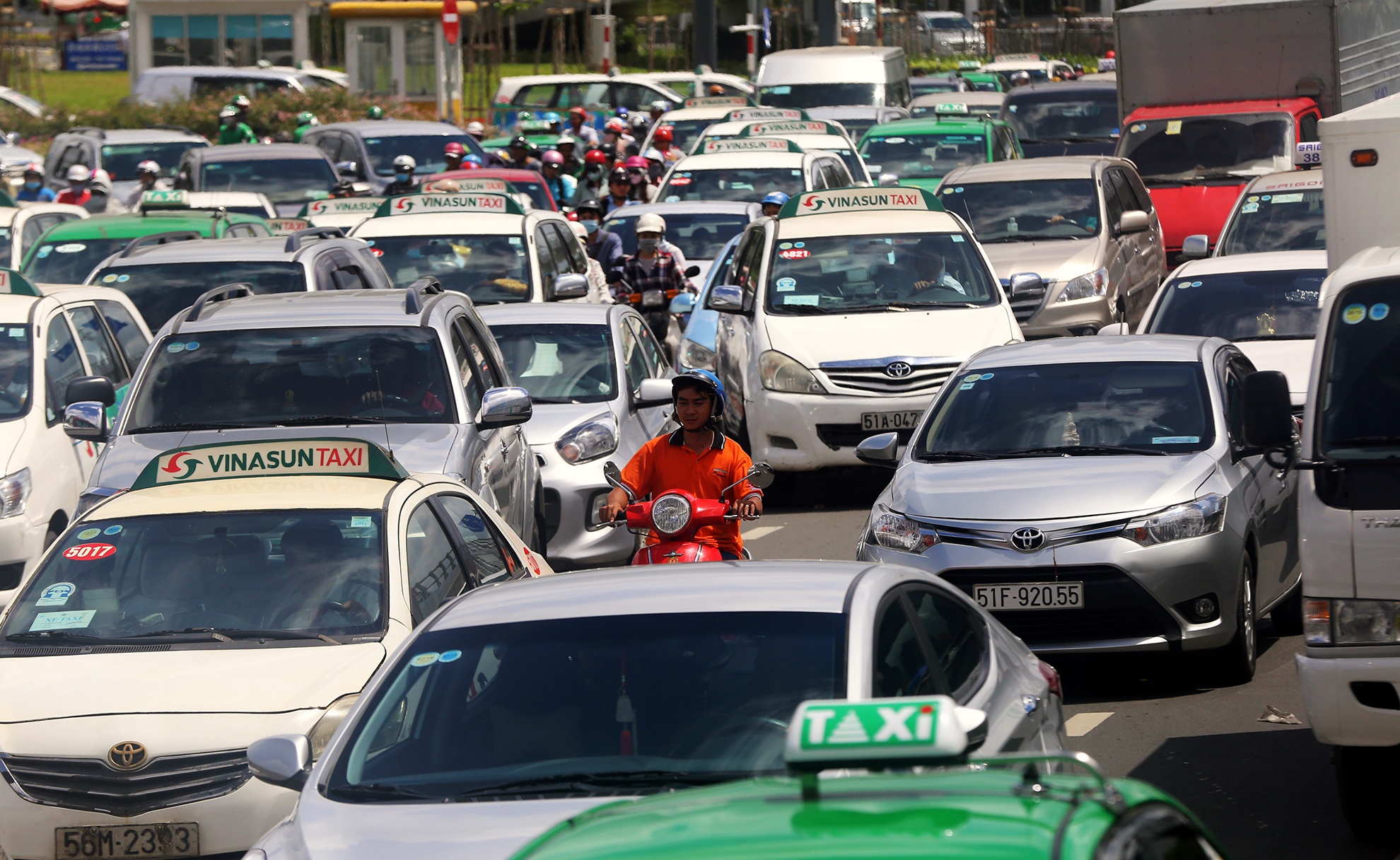 xe tai,  taxi do ve gay ket xe cong san bay anh 3