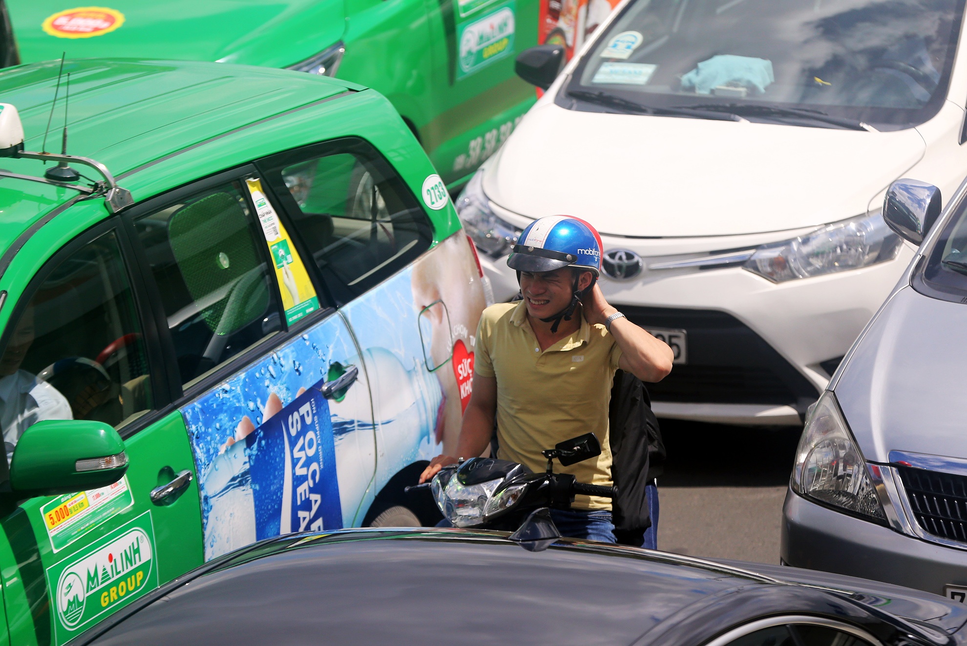 xe tai,  taxi do ve gay ket xe cong san bay anh 6