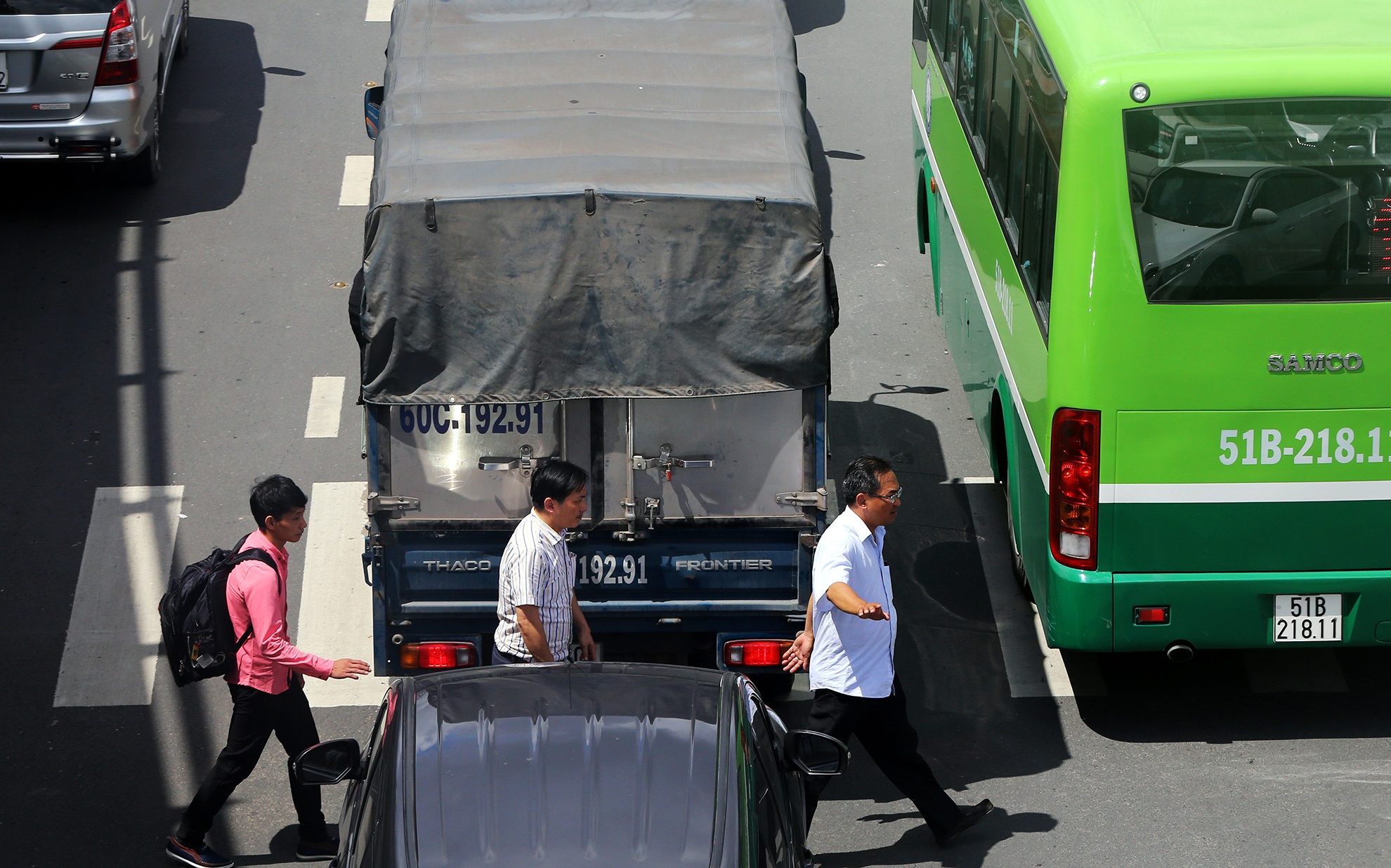 xe tai,  taxi do ve gay ket xe cong san bay anh 7