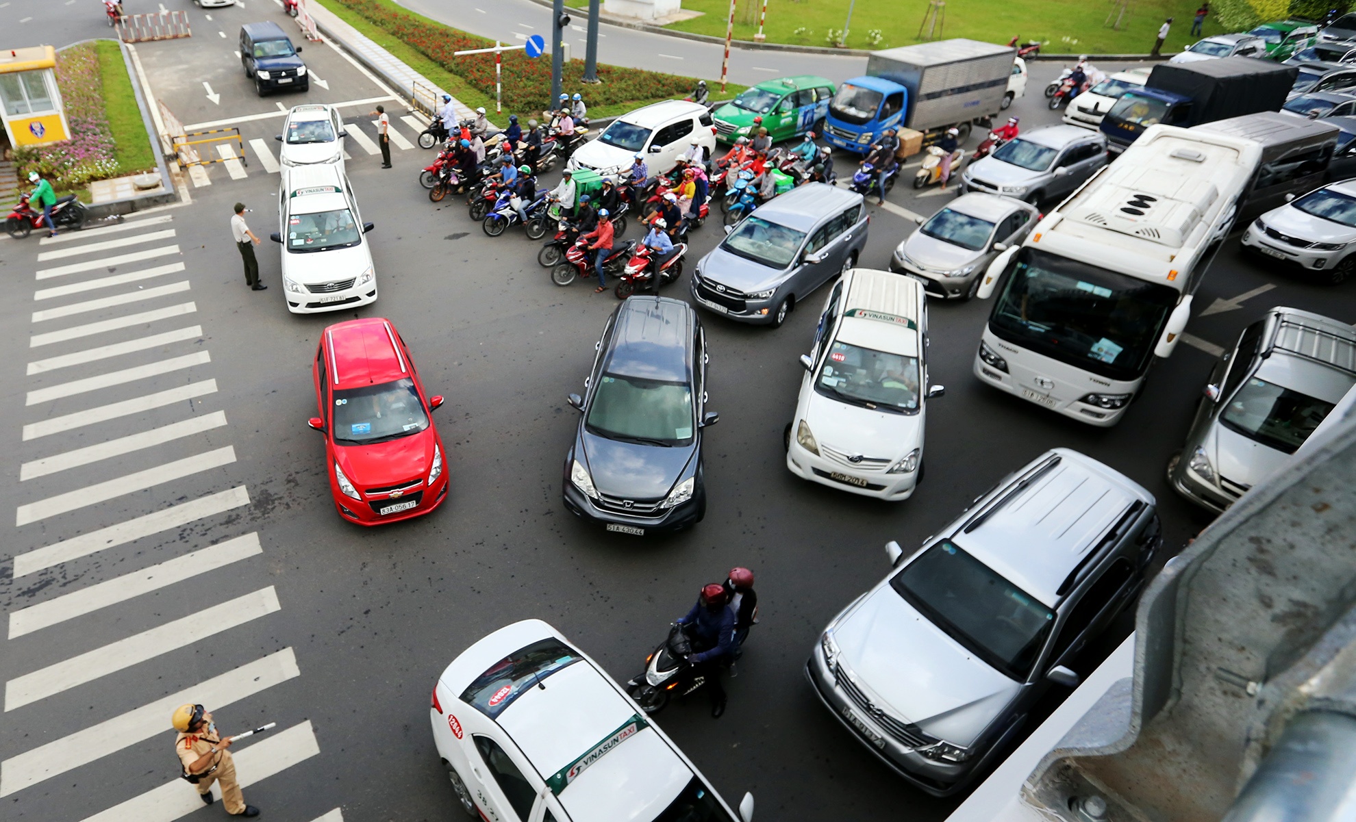 xe tai,  taxi do ve gay ket xe cong san bay anh 8