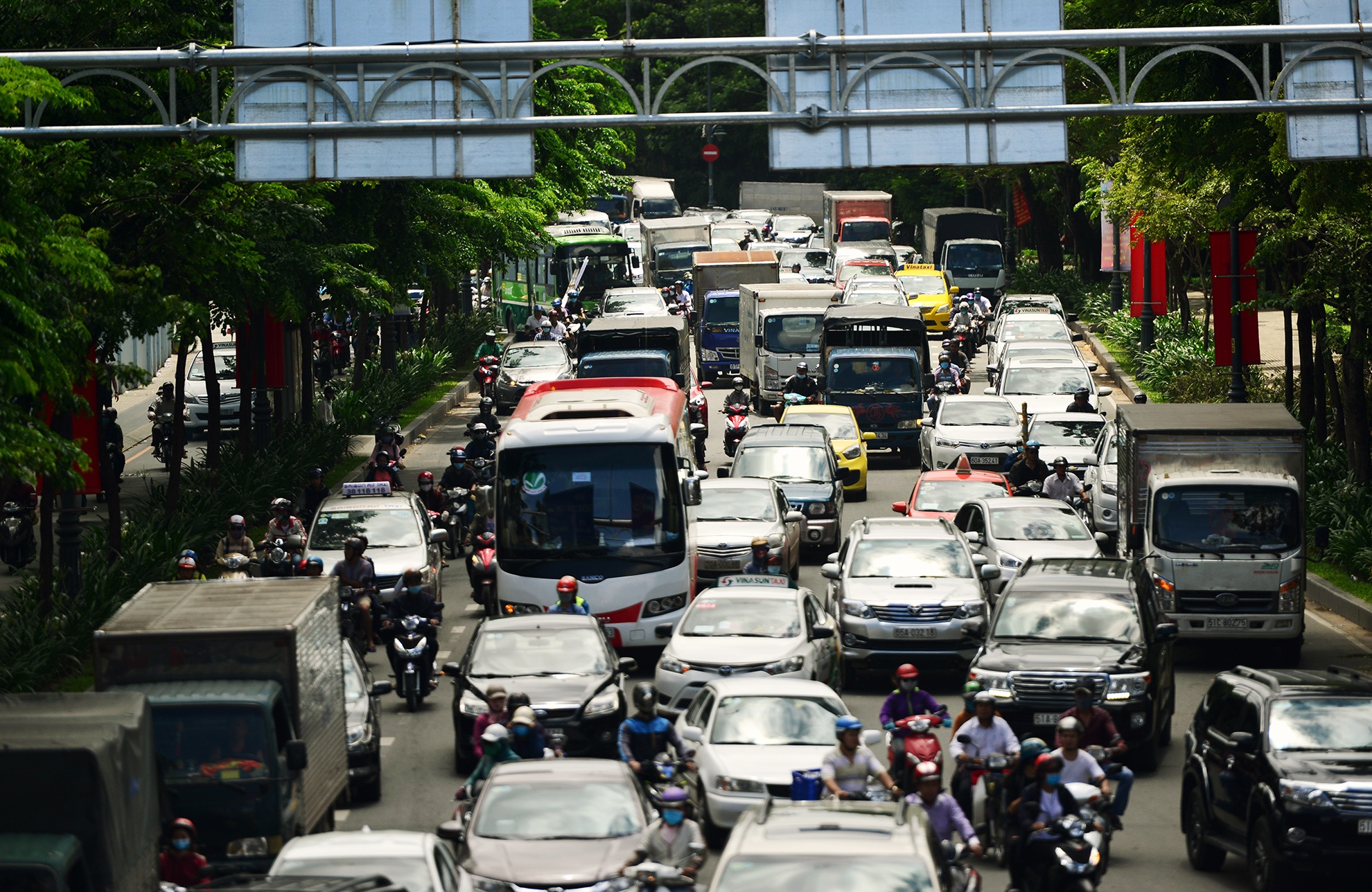 xe tai,  taxi do ve gay ket xe cong san bay anh 9