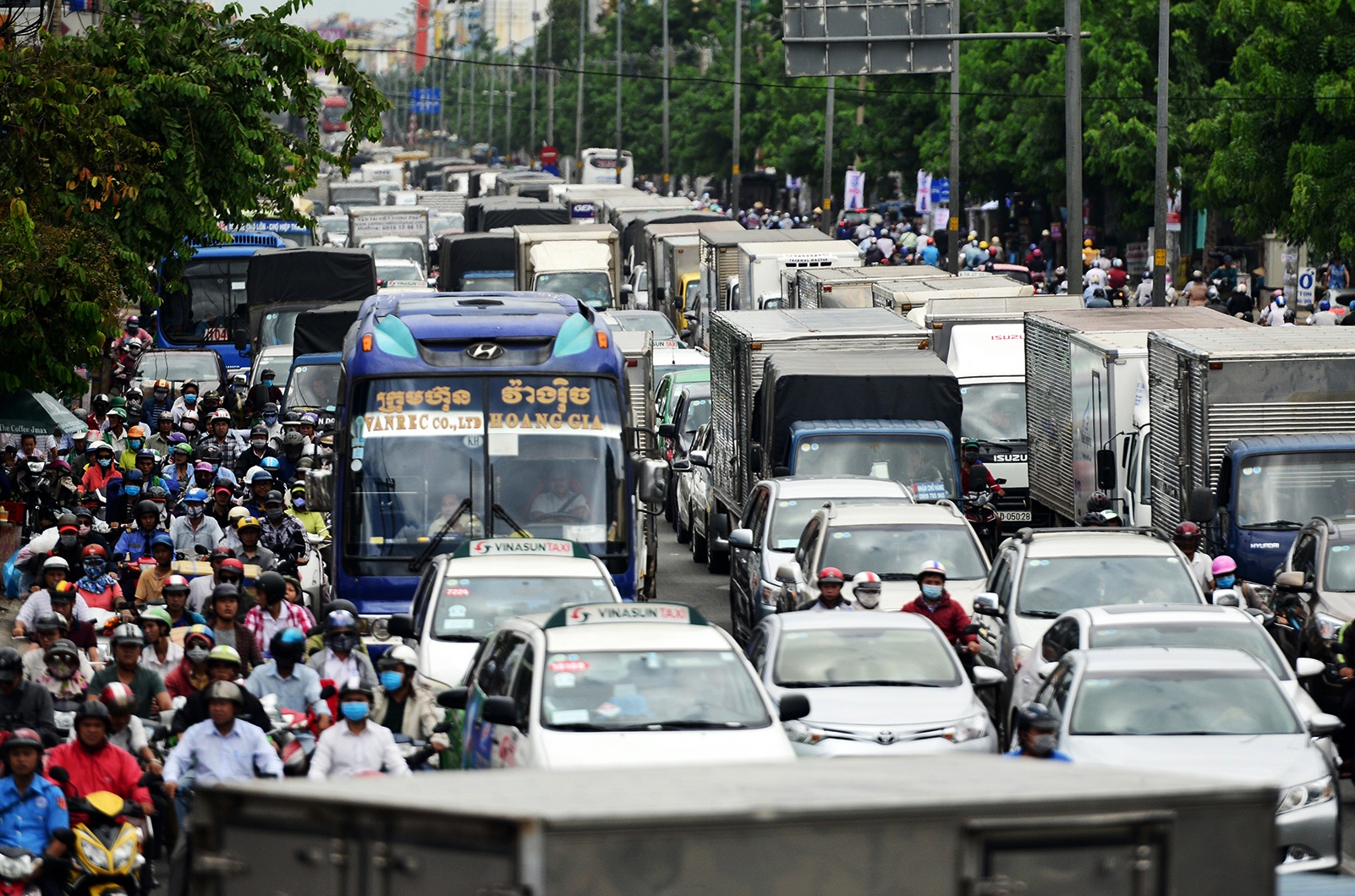Xe tai, taxi un un do ve khien cua ngo san bay Tan Son Nhat ket cung hinh anh