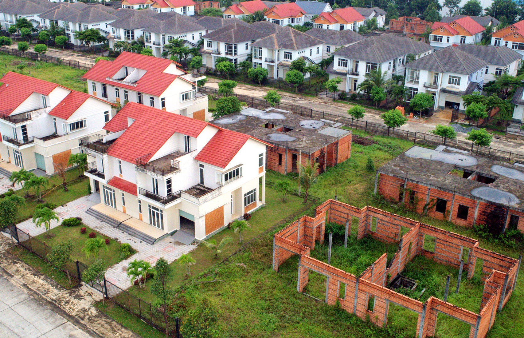 Biet thu chuyen gia, nha pho bo hoang la liet o vung ven Sai Gon hinh anh