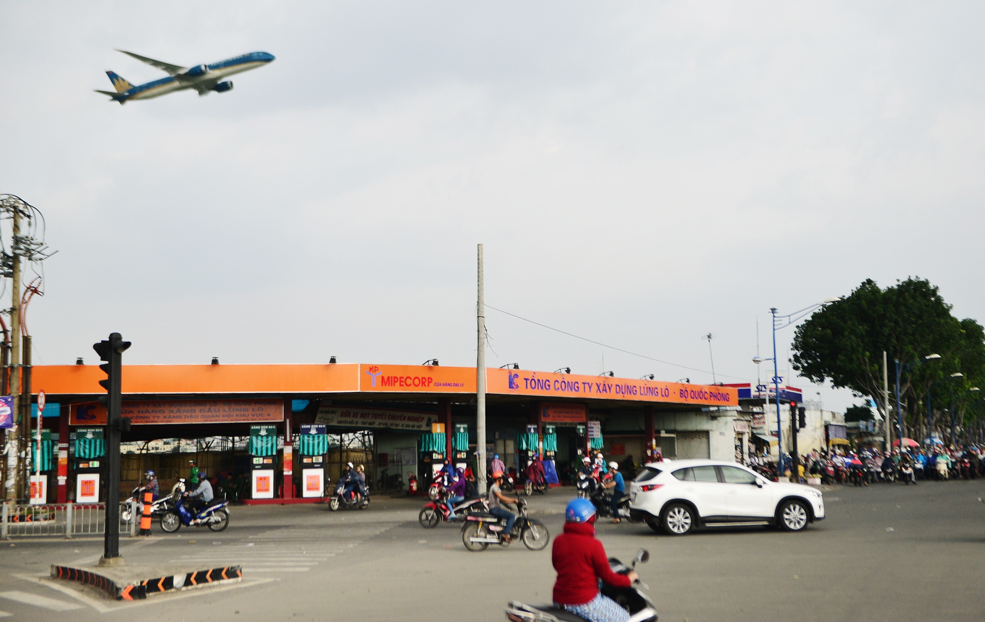 day kiot,  cay xang giap san bay Tan Son Nhat anh 13