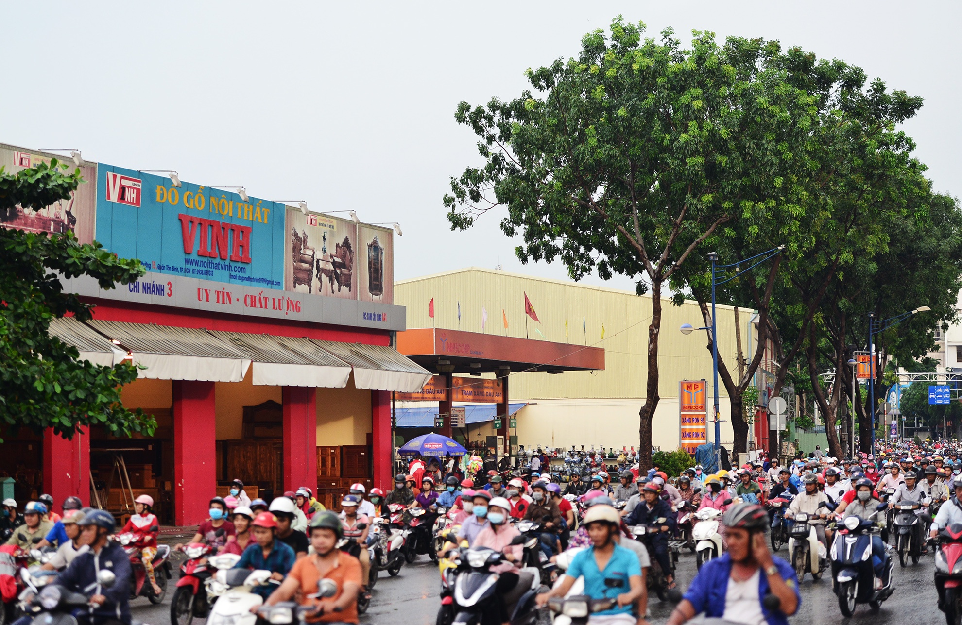 day kiot,  cay xang giap san bay Tan Son Nhat anh 15