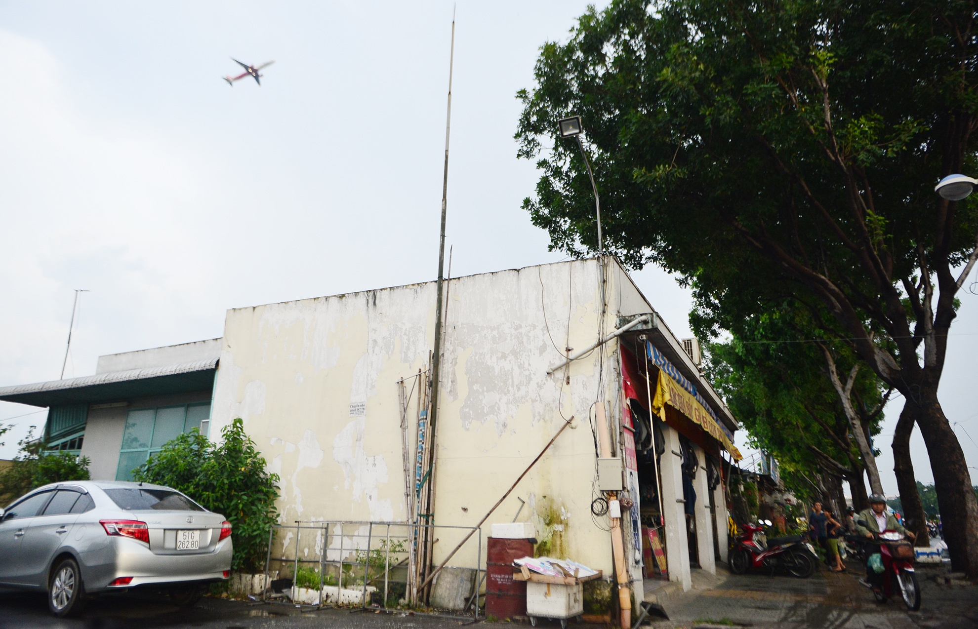 day kiot,  cay xang giap san bay Tan Son Nhat anh 16