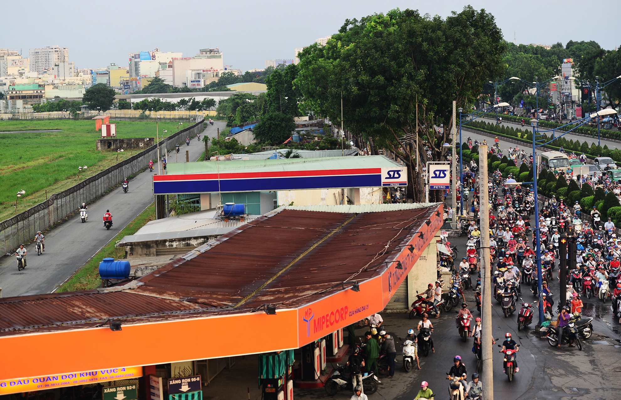 Can canh hang chuc kiot, cay xang giap san bay Tan Son Nhat hinh anh