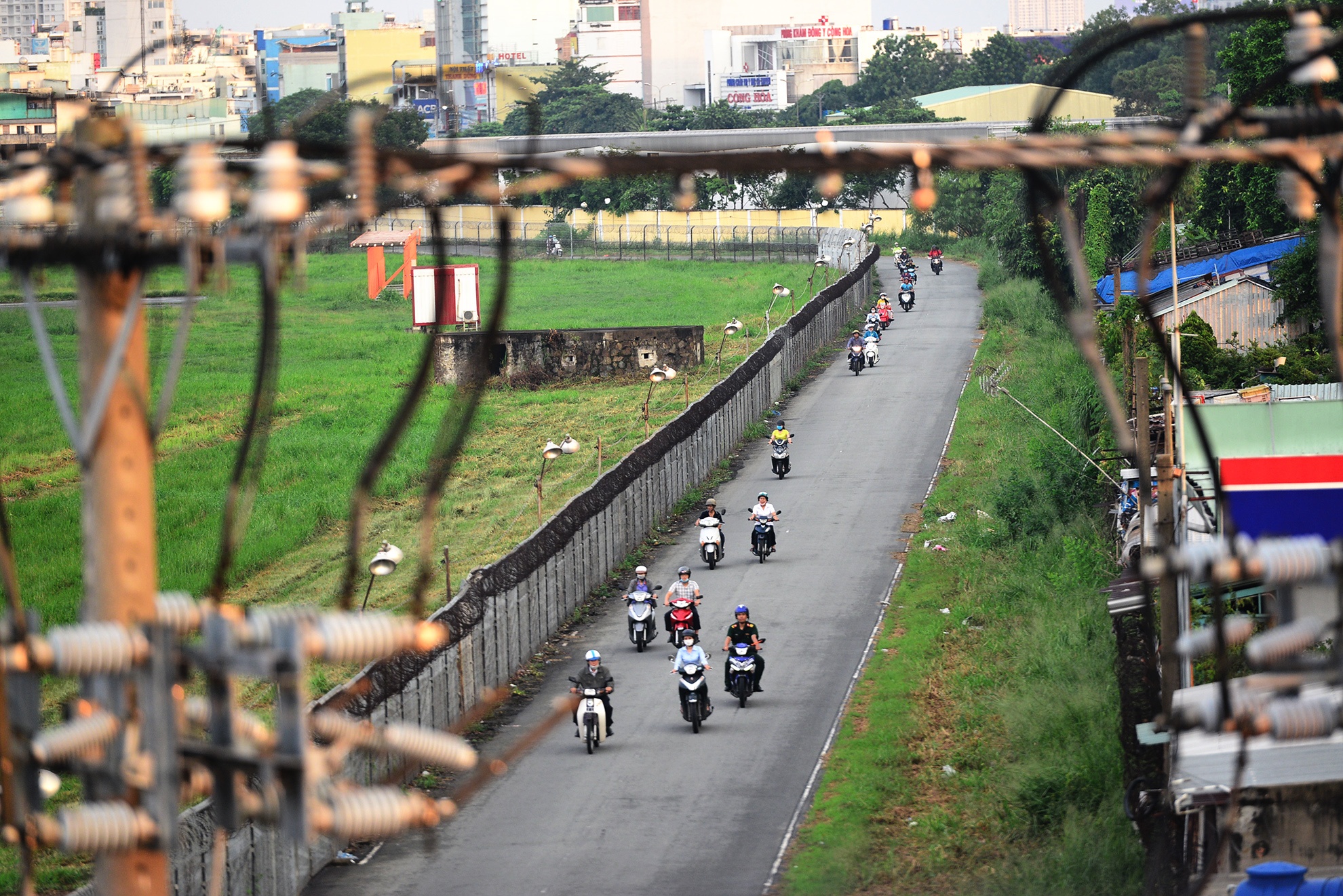 day kiot,  cay xang giap san bay Tan Son Nhat anh 4