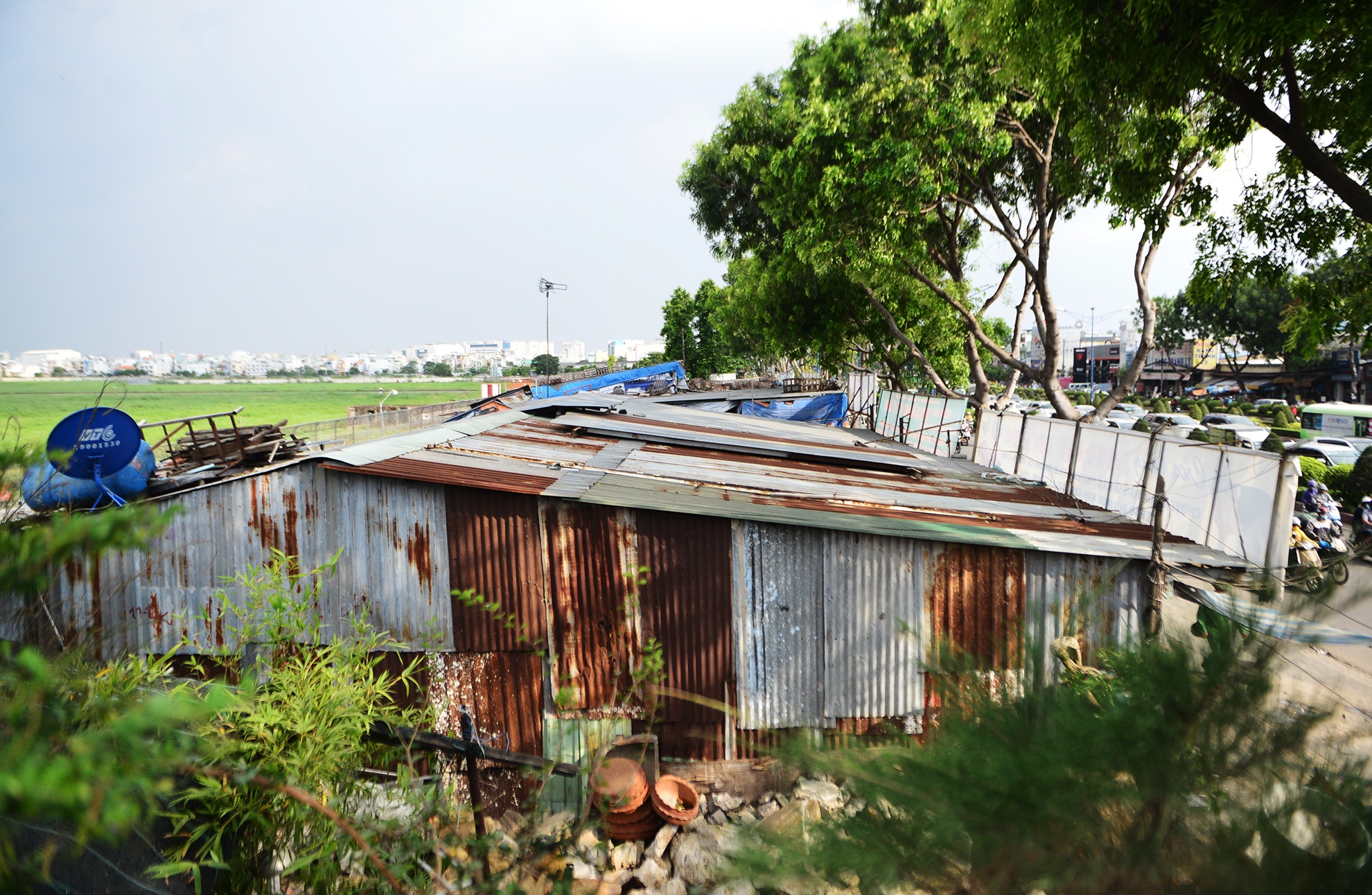day kiot,  cay xang giap san bay Tan Son Nhat anh 5