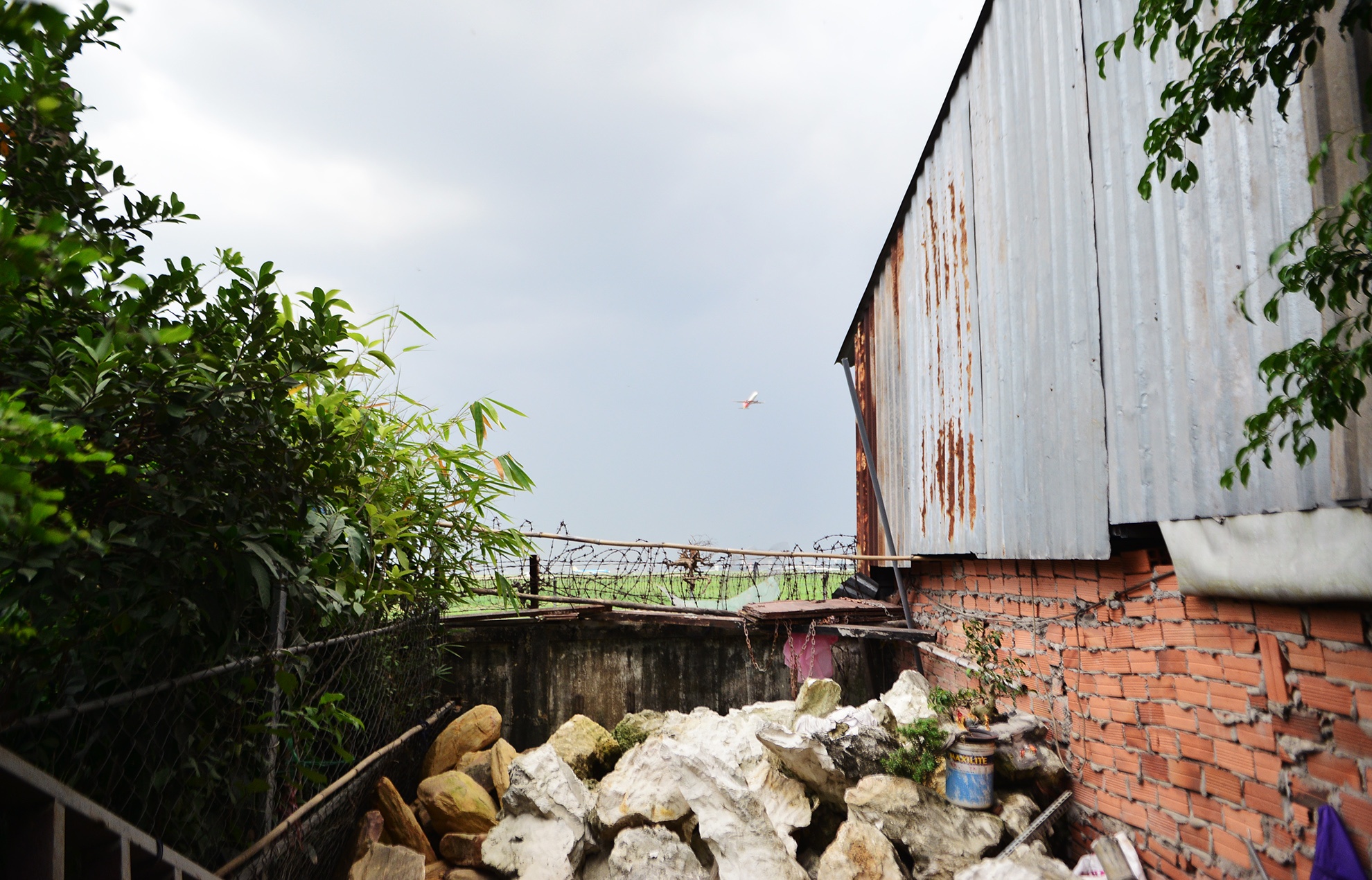 day kiot,  cay xang giap san bay Tan Son Nhat anh 11