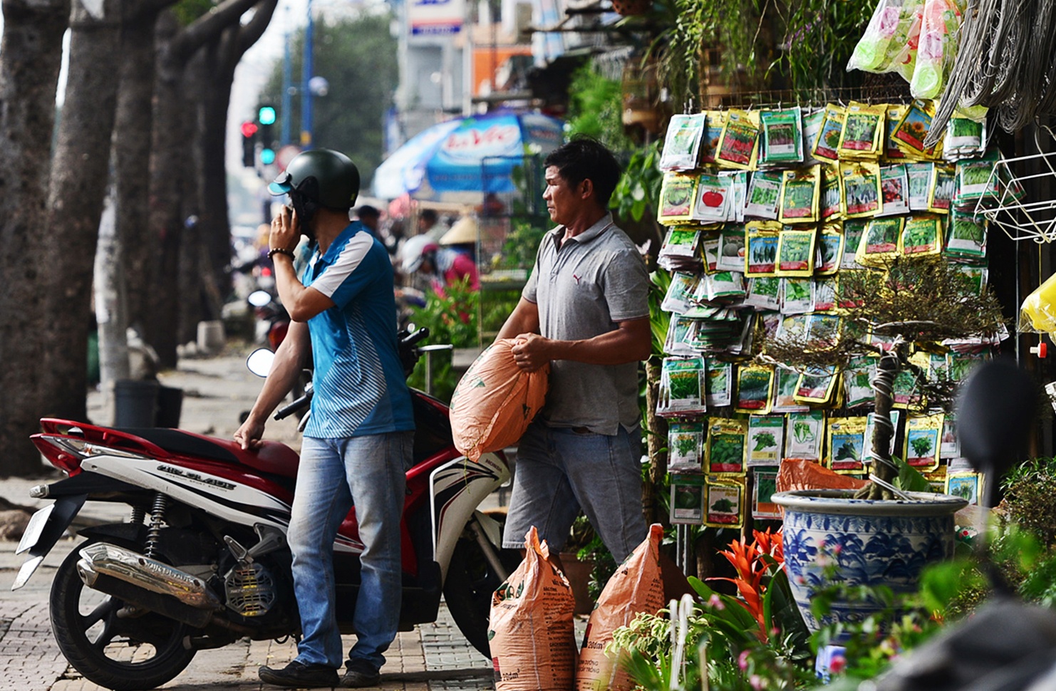 Chu kiot giap san bay Tan Son Nhat lo lang truoc khi phai di doi hinh anh