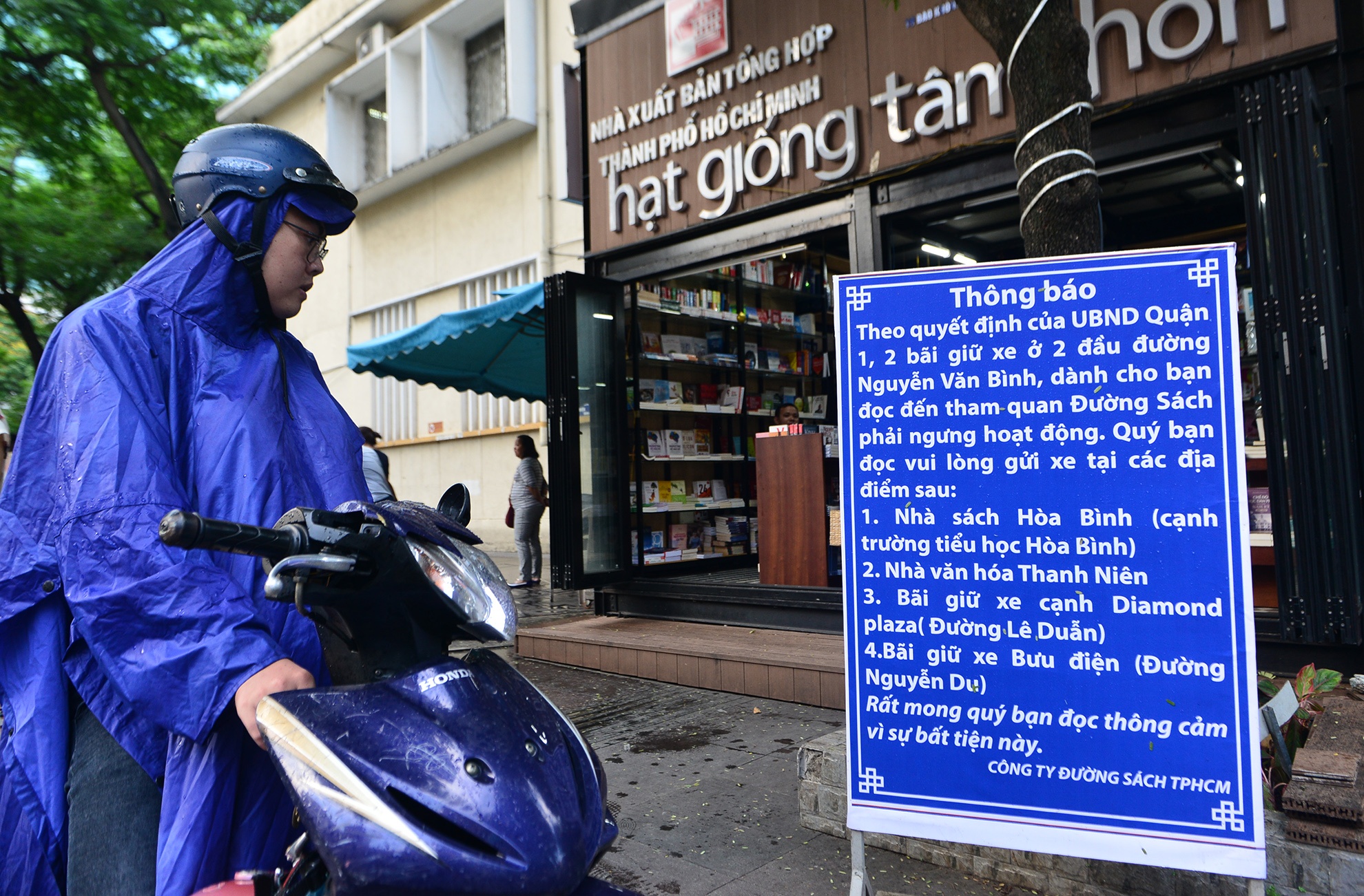 Nhieu nguoi lung tung tim noi gui xe vao duong sac anh 11