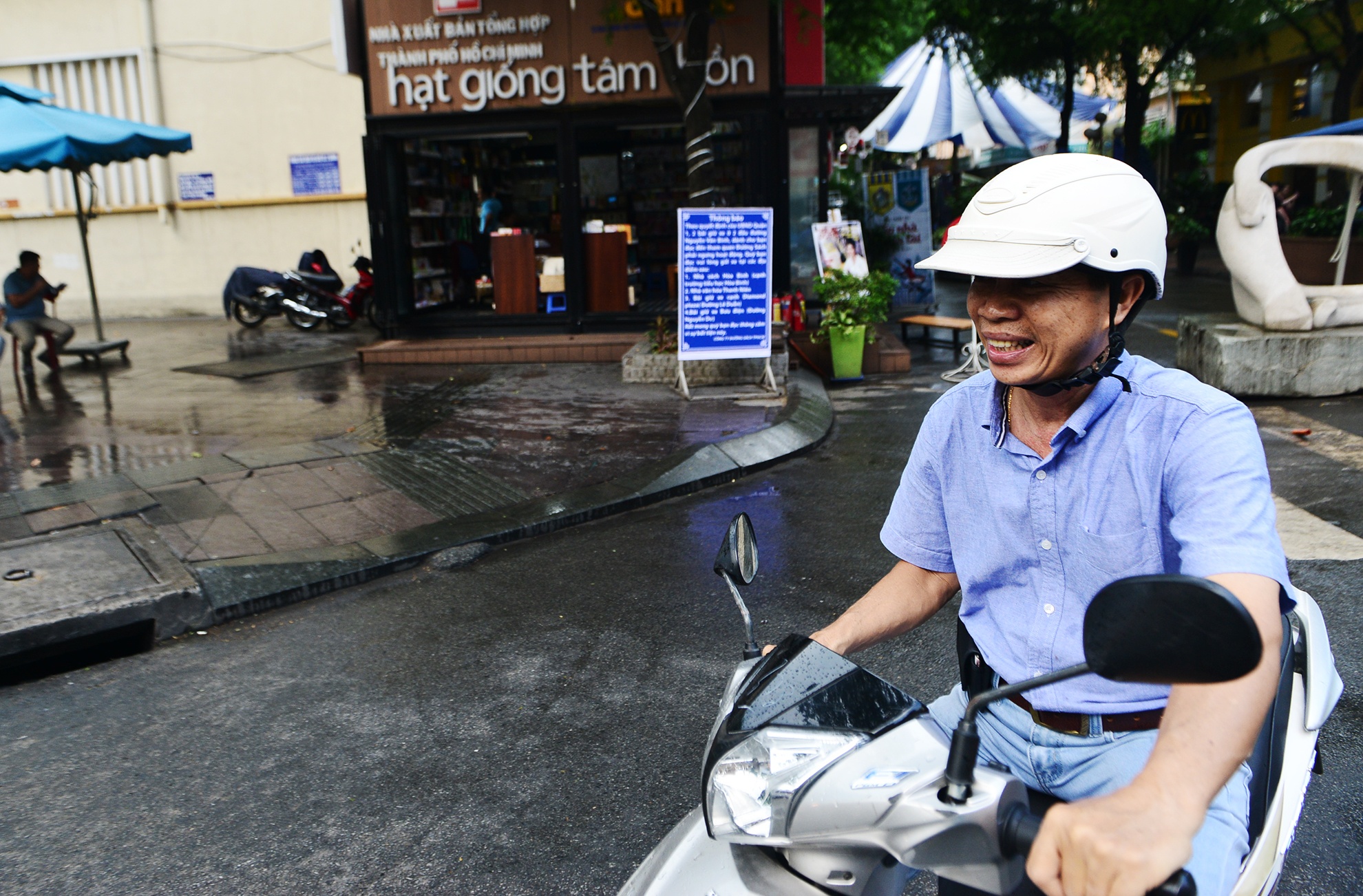Nhieu nguoi lung tung tim noi gui xe vao duong sac anh 7