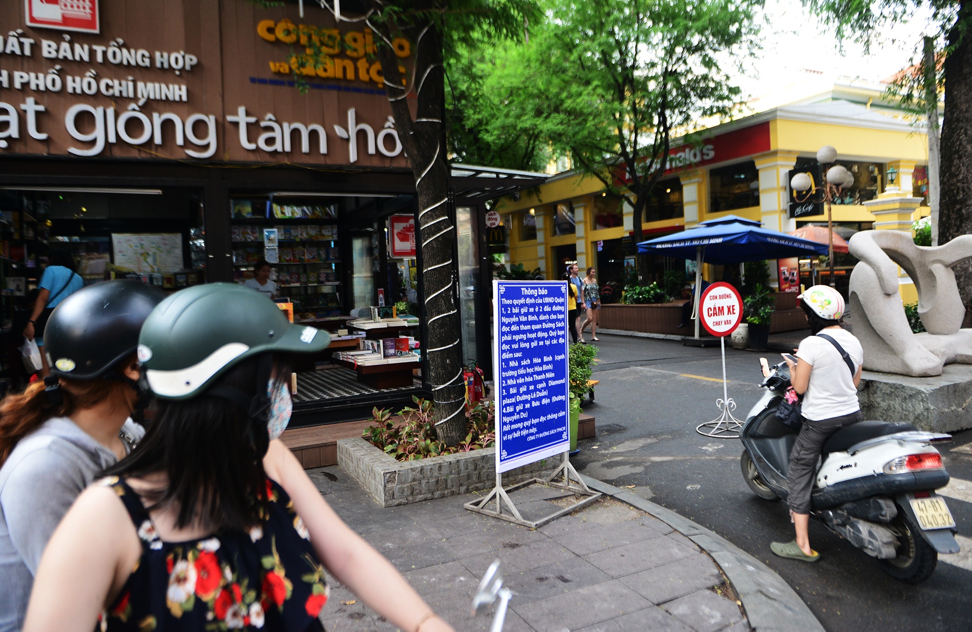 Nhieu nguoi lung tung tim noi gui xe vao duong sac anh 12