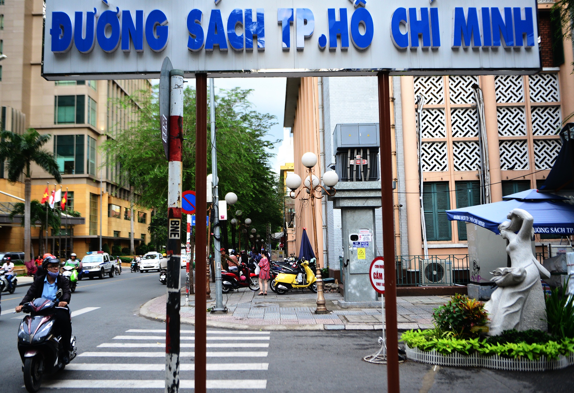 Nhieu nguoi lung tung tim noi gui xe vao duong sac anh 13