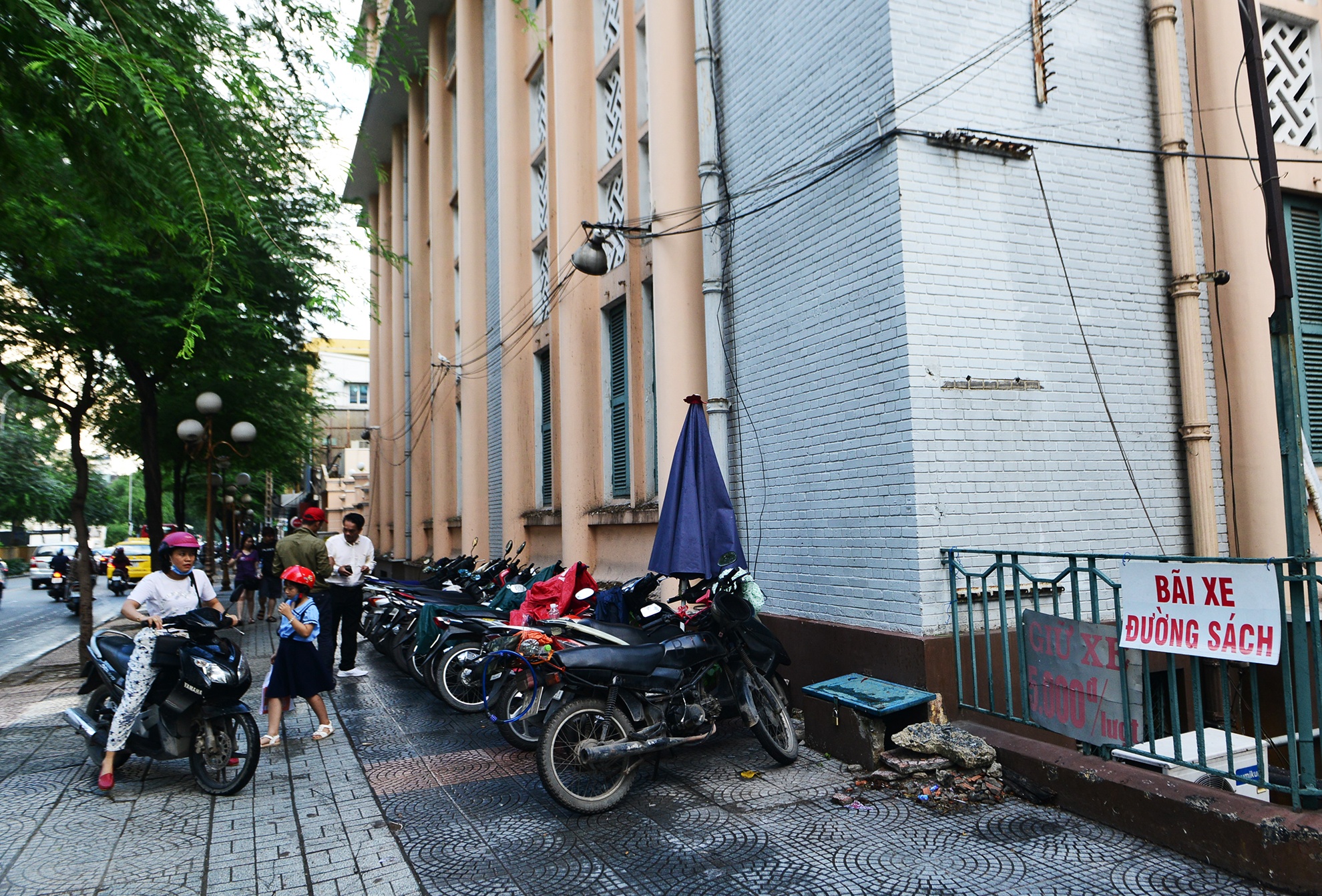 Nhieu nguoi lung tung tim noi gui xe vao duong sac anh 14