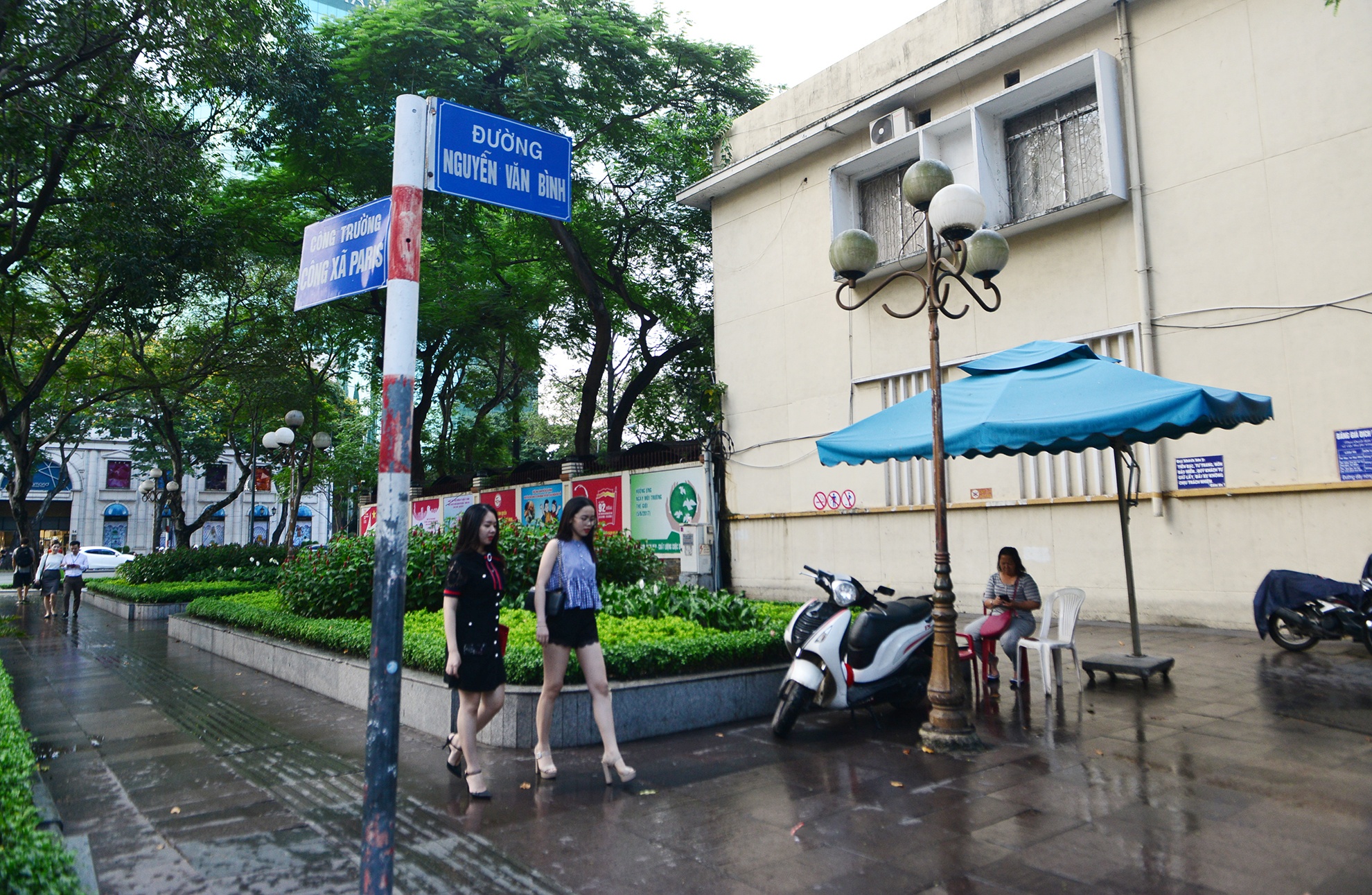 Nhieu nguoi lung tung tim noi gui xe vao duong sac anh 1