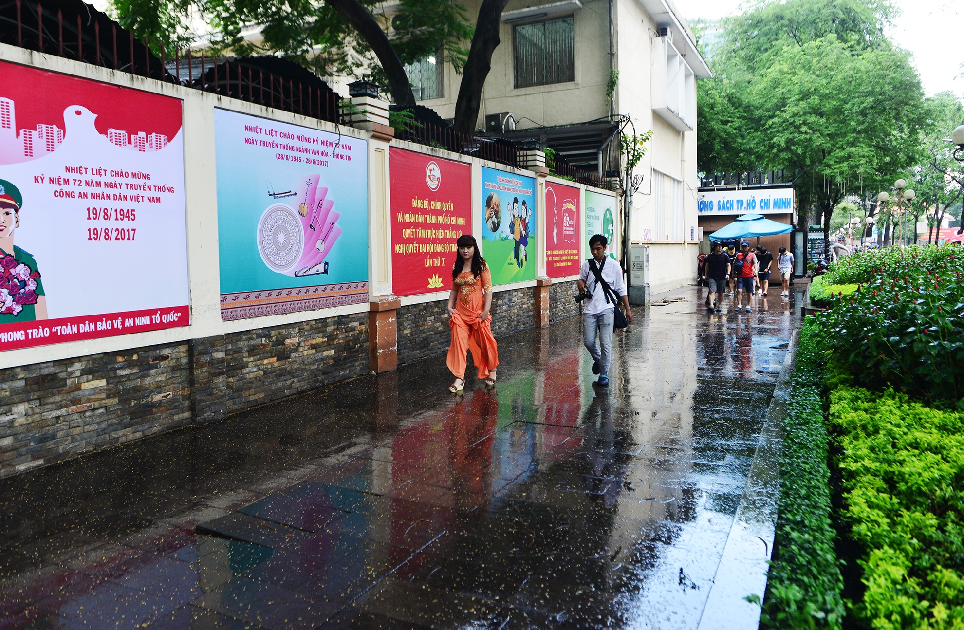 Nhieu nguoi lung tung tim noi gui xe vao duong sac anh 2