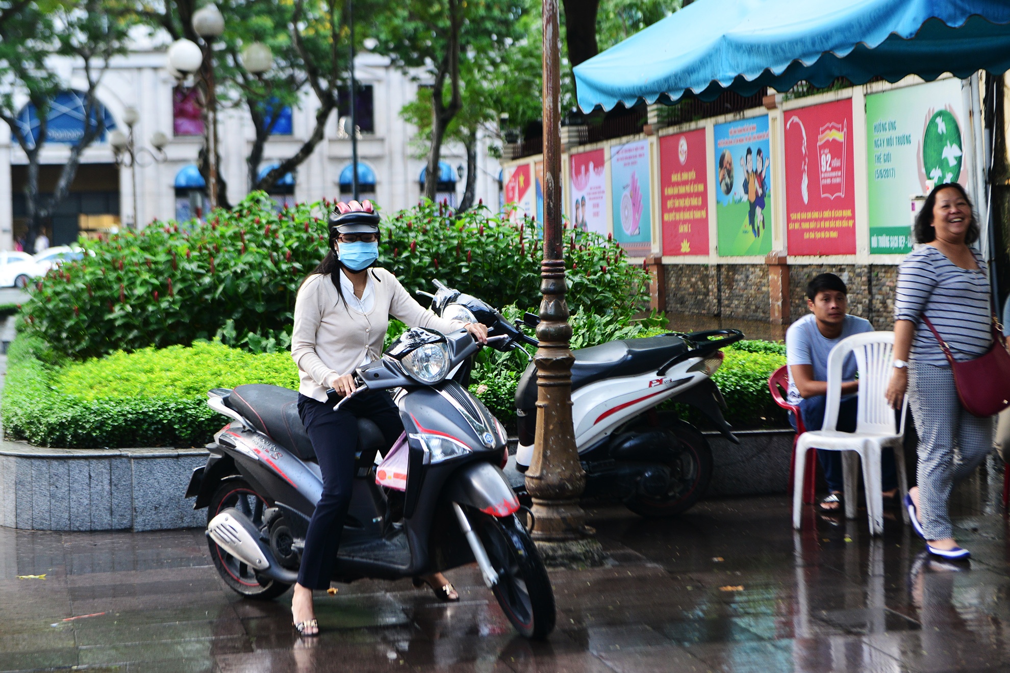Nhieu nguoi lung tung tim noi gui xe vao duong sac anh 5