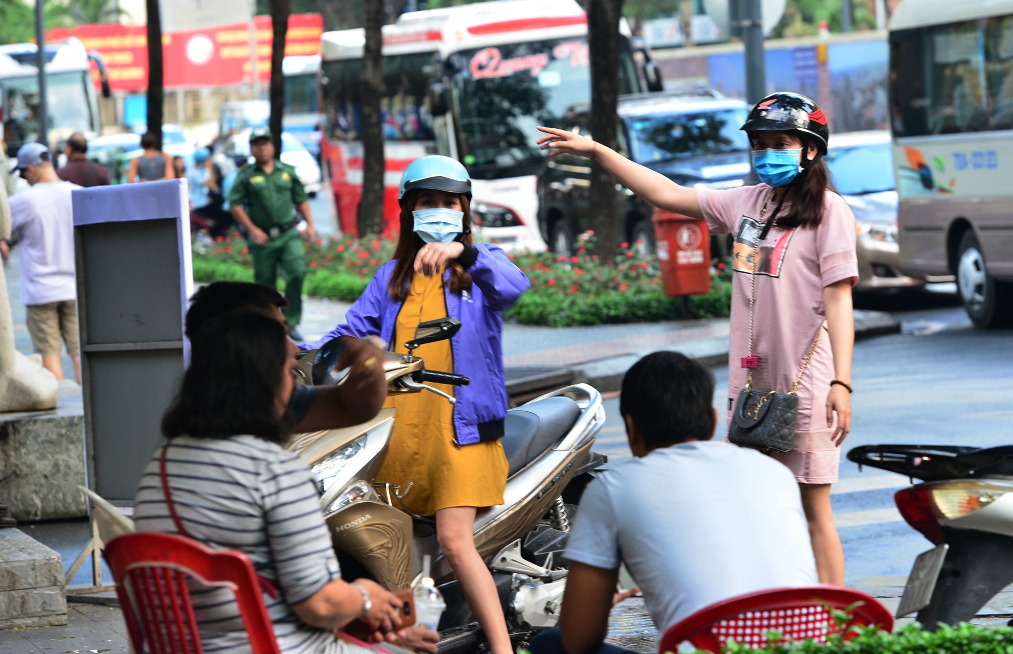 Nhieu nguoi lung tung tim noi gui xe vao duong sac anh 8