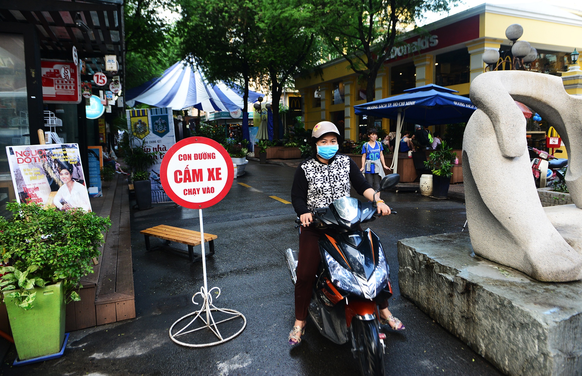 Nhieu nguoi lung tung tim noi gui xe vao duong sac anh 9