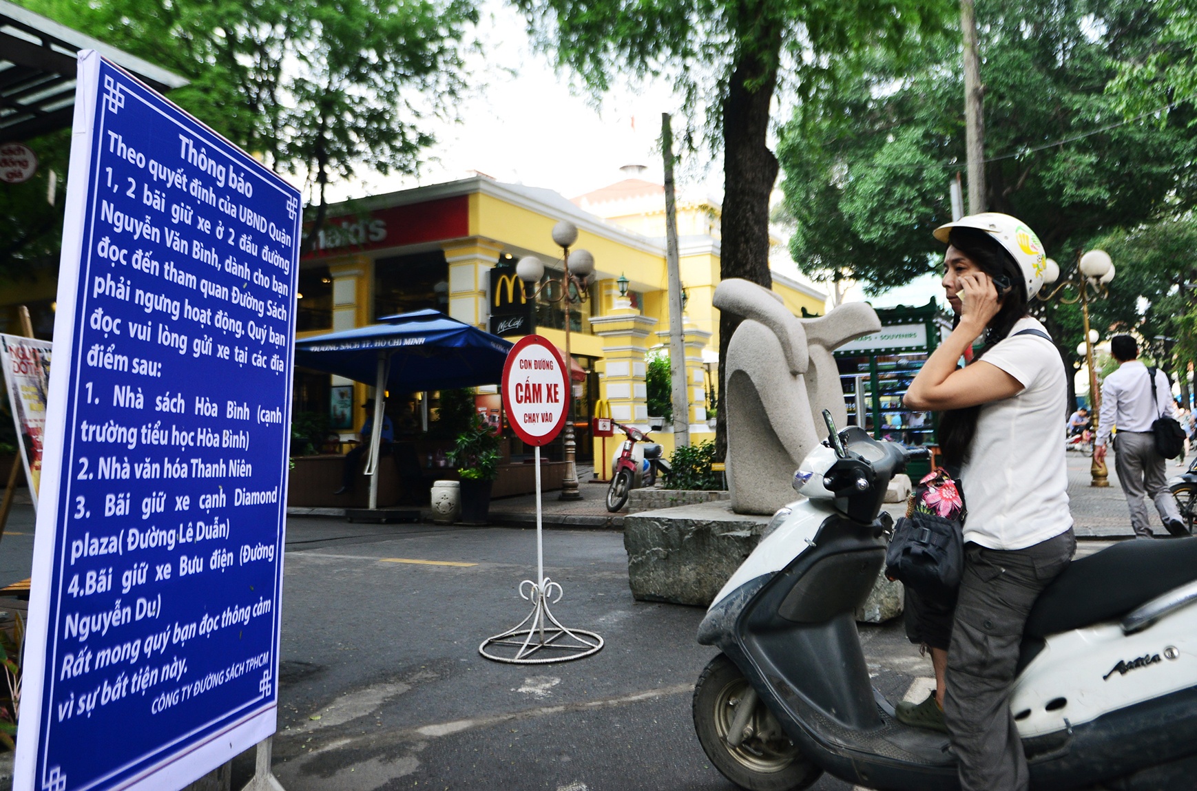 'Ma tran' tim cho gui xe vao duong sach Sai Gon hinh anh