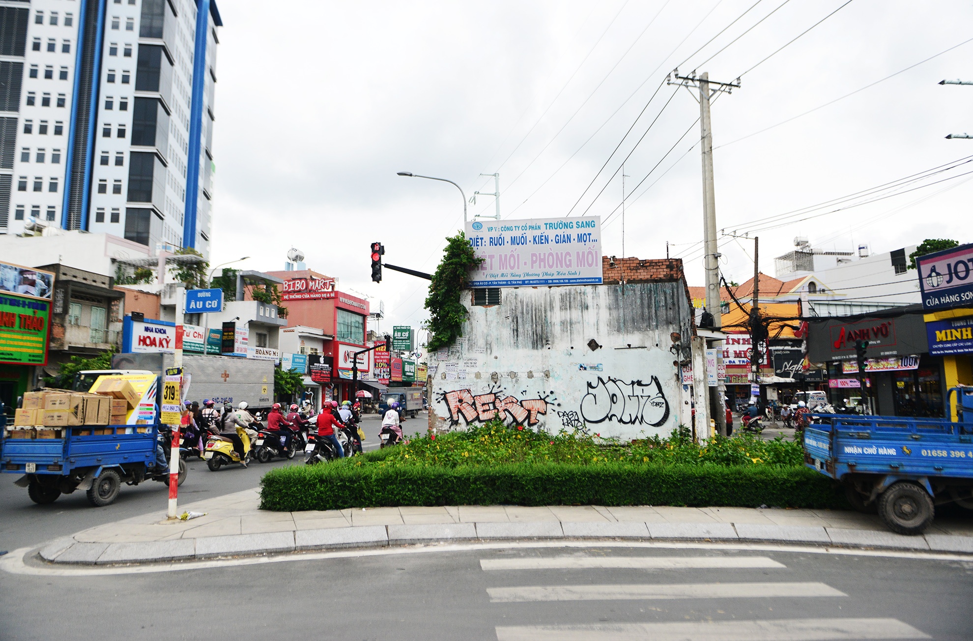 Can nha 4 mat tien giua nga tu o Sai Gon anh 4