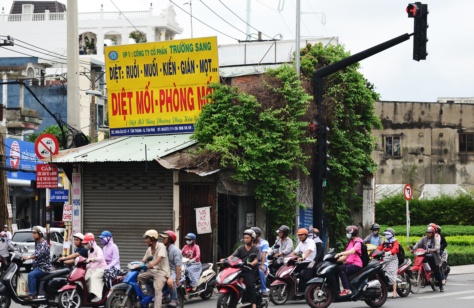 Can nha 4 mat tien giua nga tu o Sai Gon anh 8