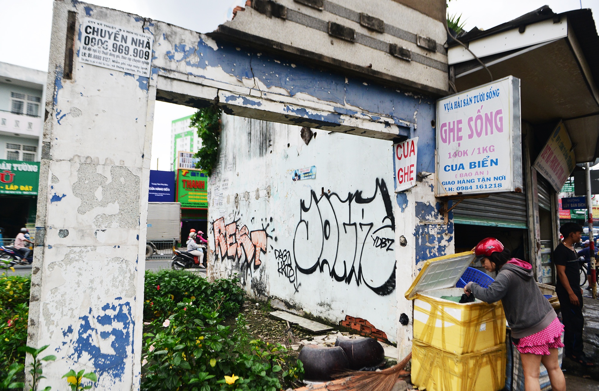 Can canh can nha nam chinh inh giua giao lo o Sai Gon hinh anh