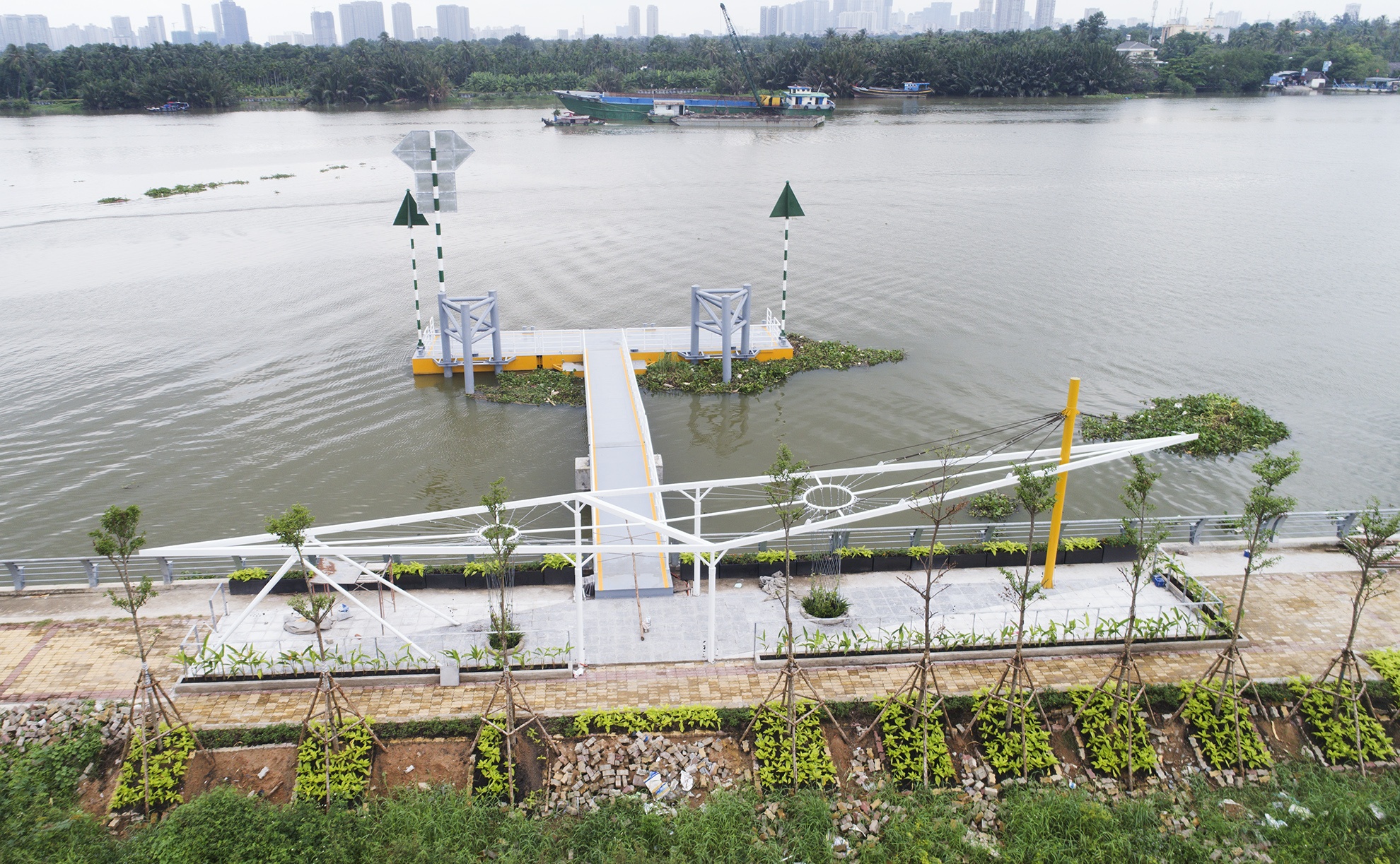 can canh cac ben buyt song dau tien o Sai Gon anh 10