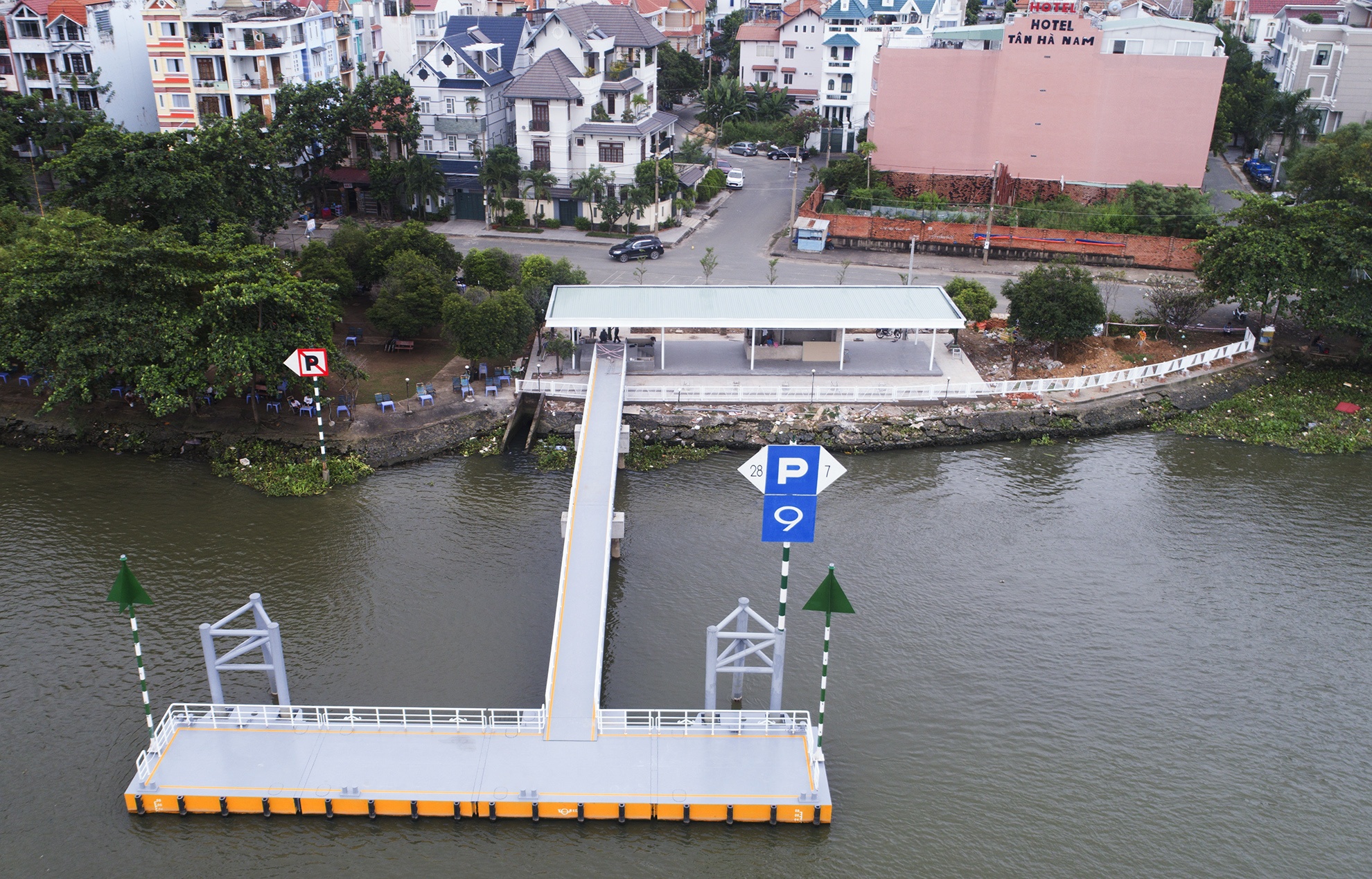 can canh cac ben buyt song dau tien o Sai Gon anh 15