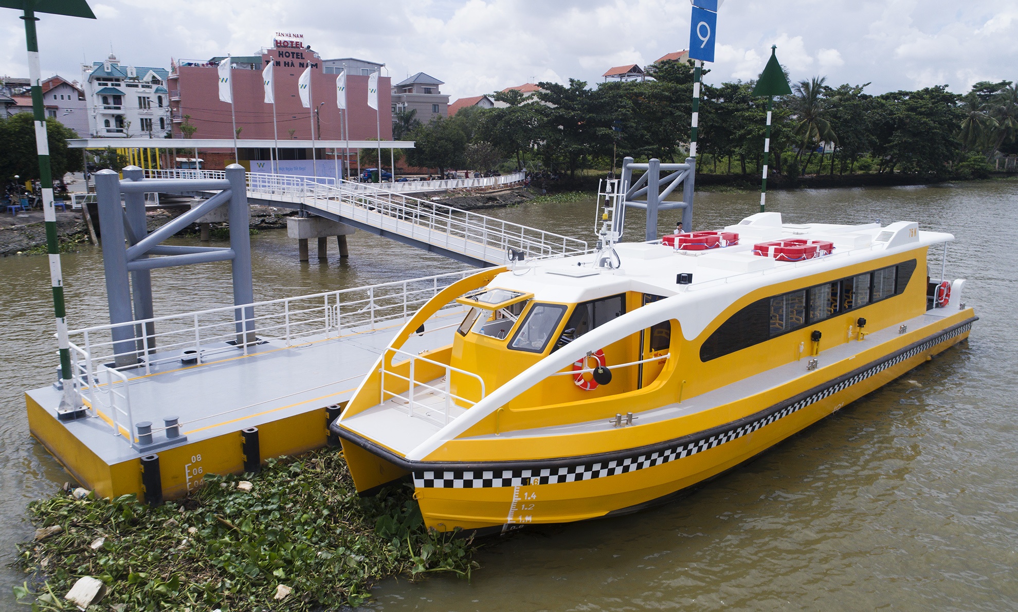 can canh cac ben buyt song dau tien o Sai Gon anh 17